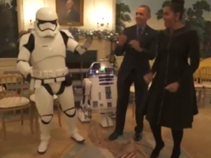Die Obamas wagen am "Star Wars Day" ein Tänzchen mit R2D2.