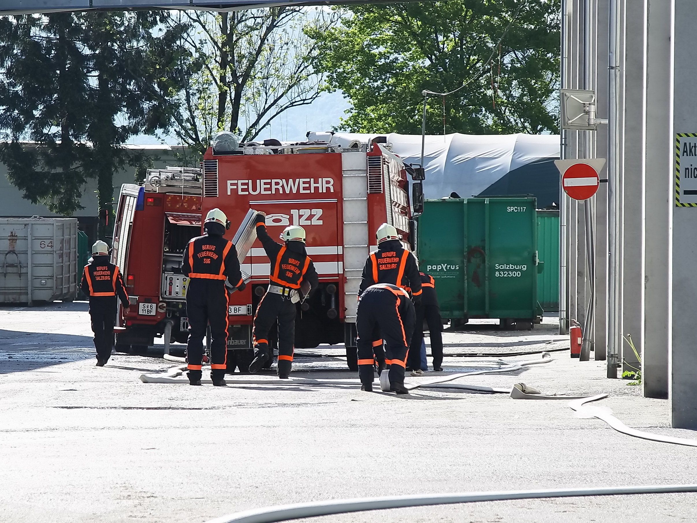 Die alarmierte Feuerwehr beim Einsatz.