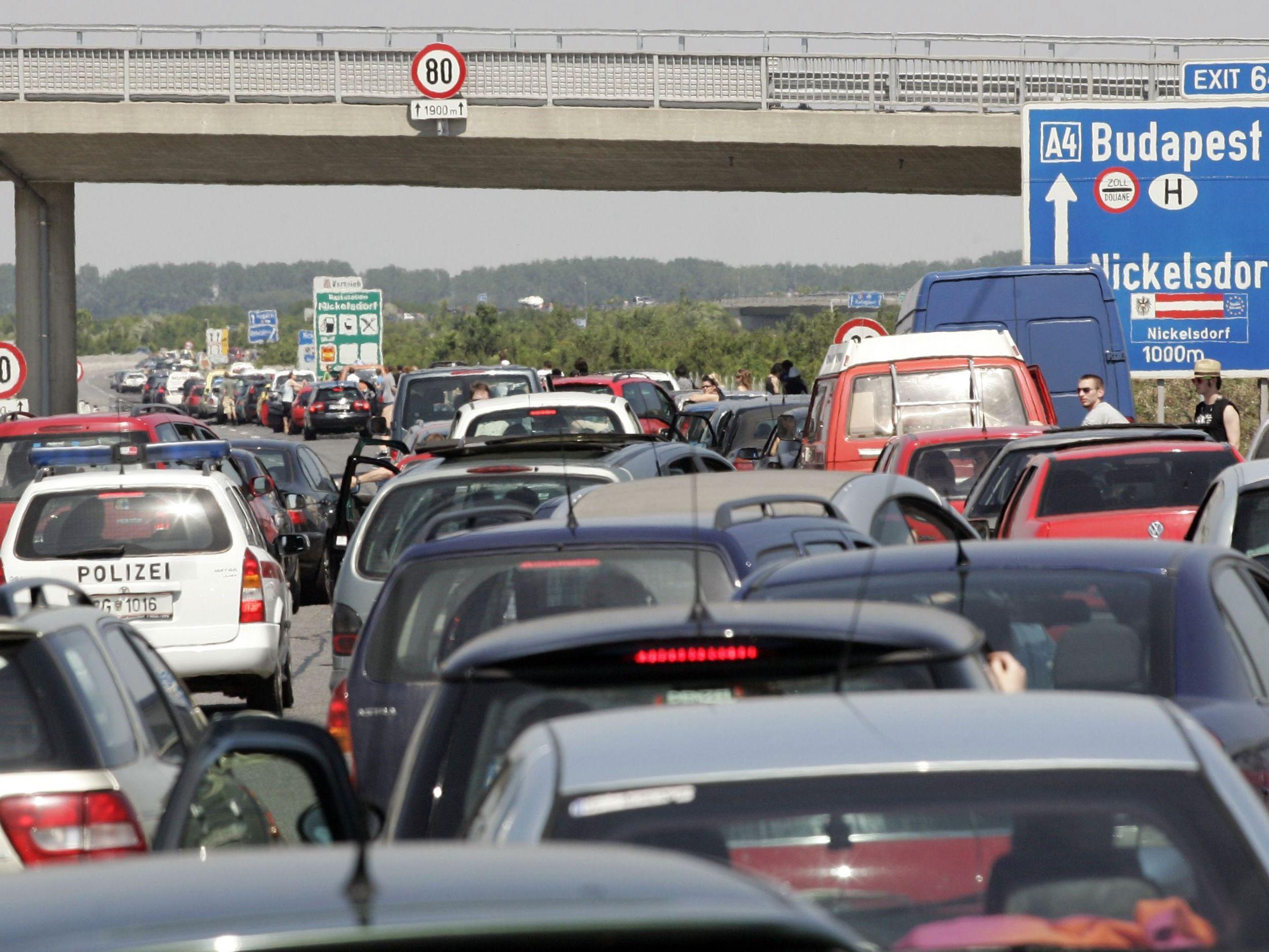 Stau und starker Verkehr vor dem verlängerten Wochenende. Stau und starker Verkehr vor dem verlängerten Wochenende.