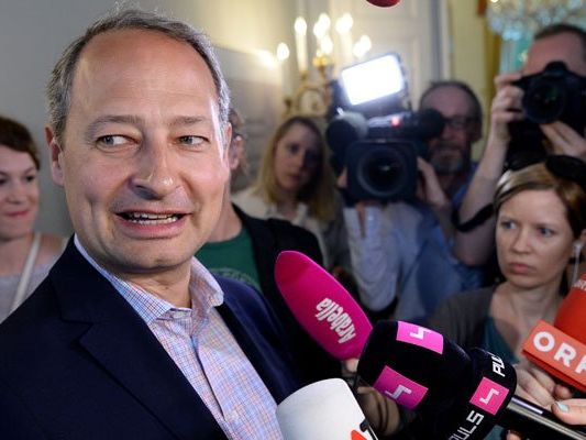 SP-Klubchef Andreas Schieder äußert sich gegen eine vorgezogene Auszählung der Briefwahlstimmen. SP-Klubchef Andreas Schieder äußert sich gegen eine vorgezogene Auszählung der Briefwahlstimmen.