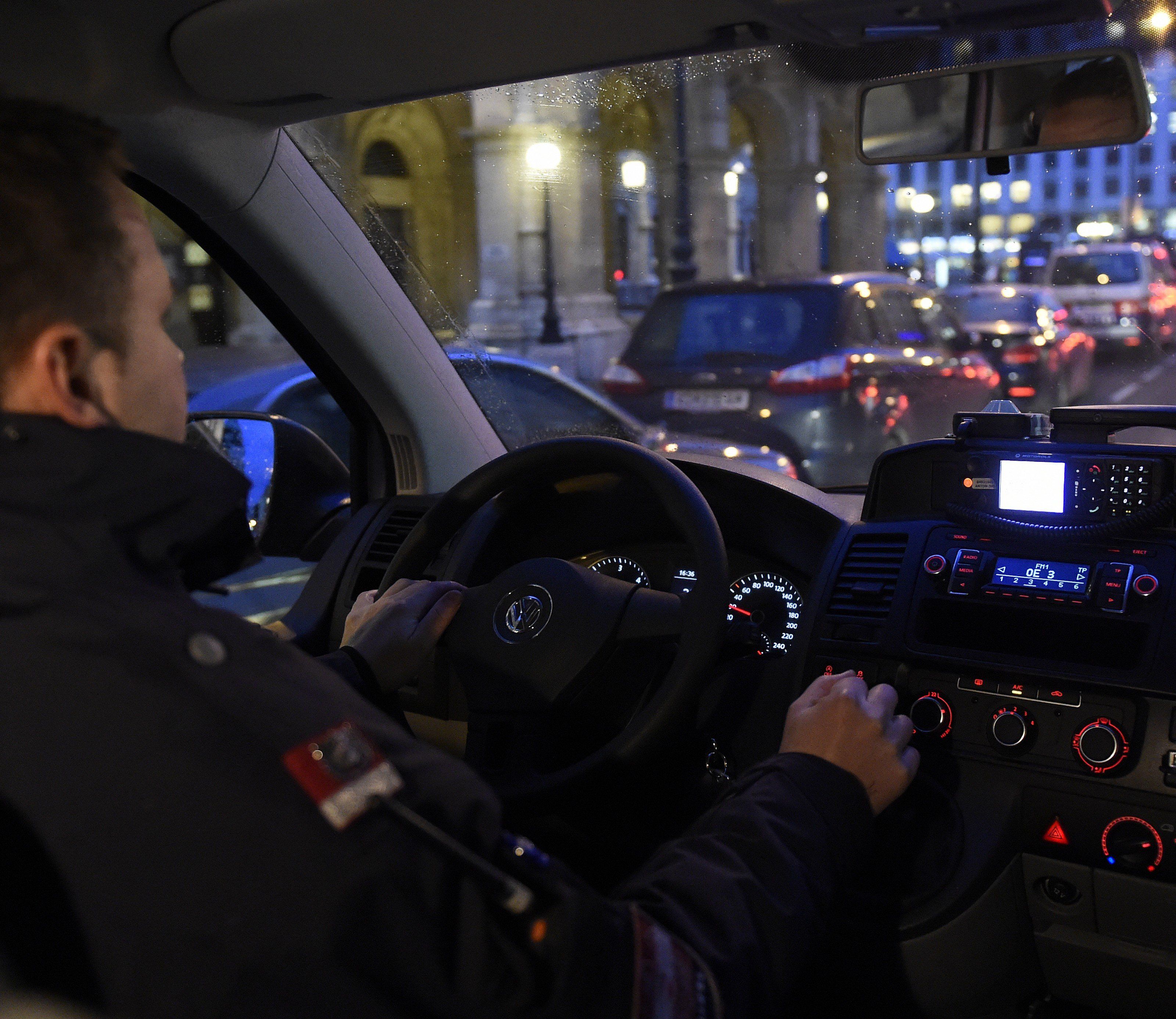Sieben Polizisten wurden in der Nacht auf Montag bei Einsätzen verletzt. Sieben Polizisten wurden in der Nacht auf Montag bei Einsätzen verletzt.