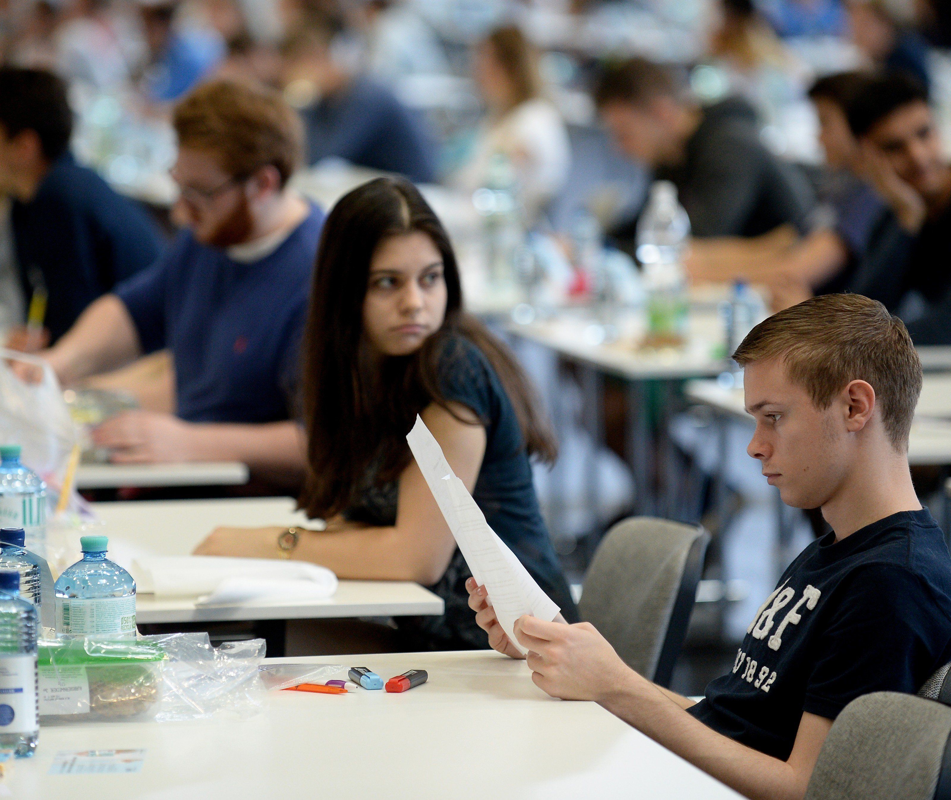 Viele Studenten arbeiten nebenher. Viele Studenten arbeiten nebenher.