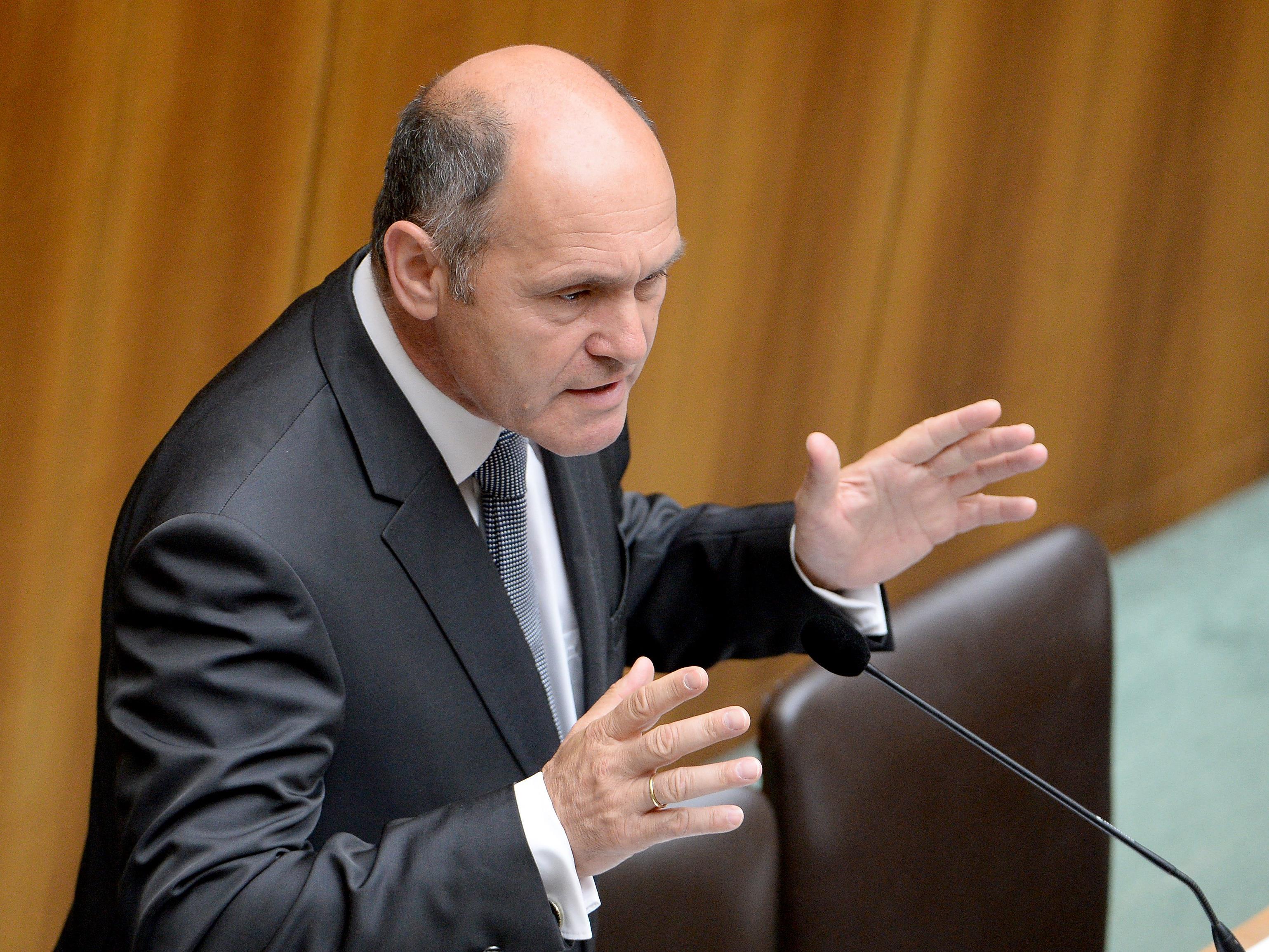 Innenminister Wolfgang Sobotka spricht sich gegen Absagen bei der EURO 2016 aus.