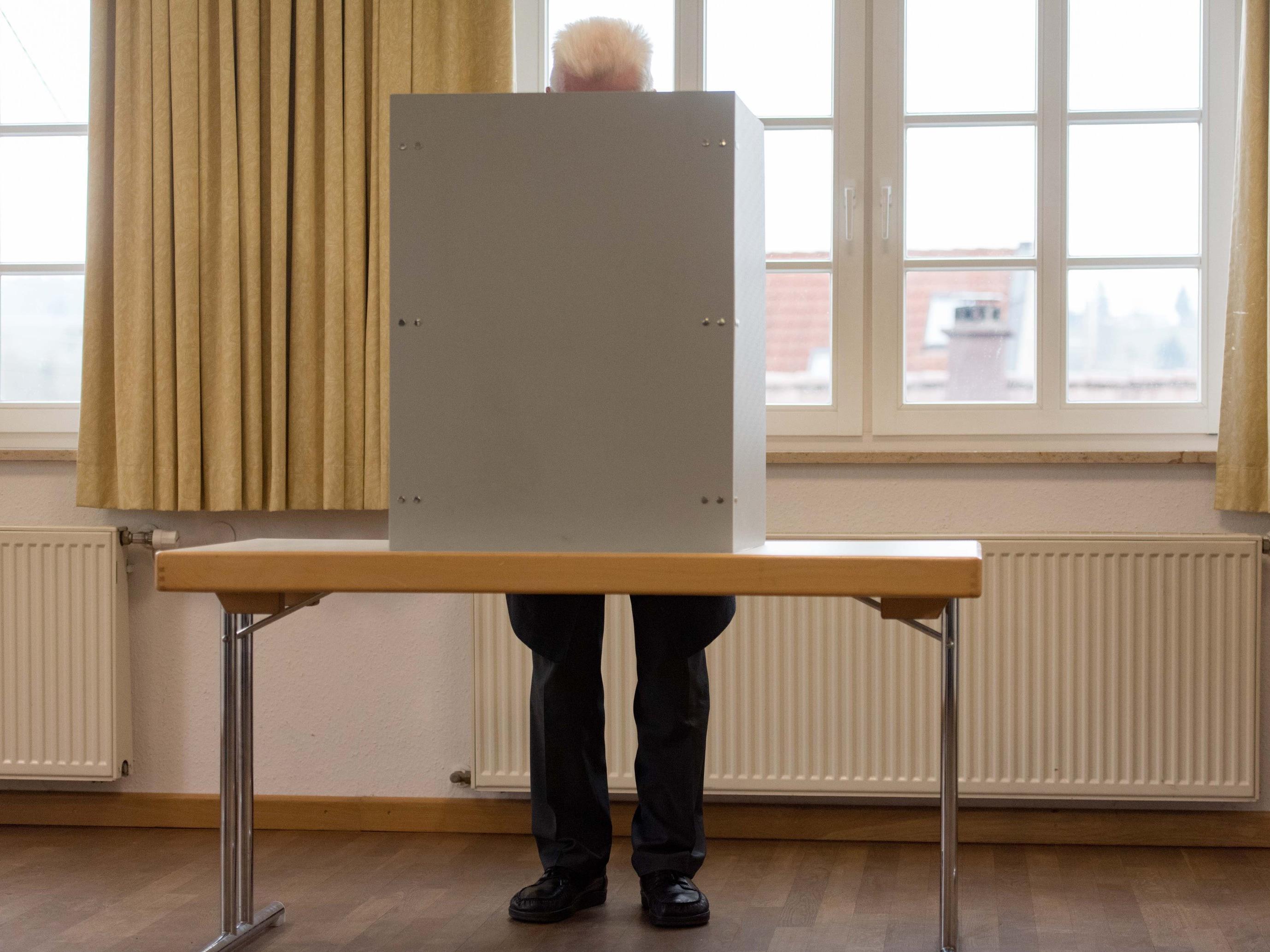 Die FPÖ prangert eine mögliche Boppelwahl bei der Bundespräsidentenwahl an.