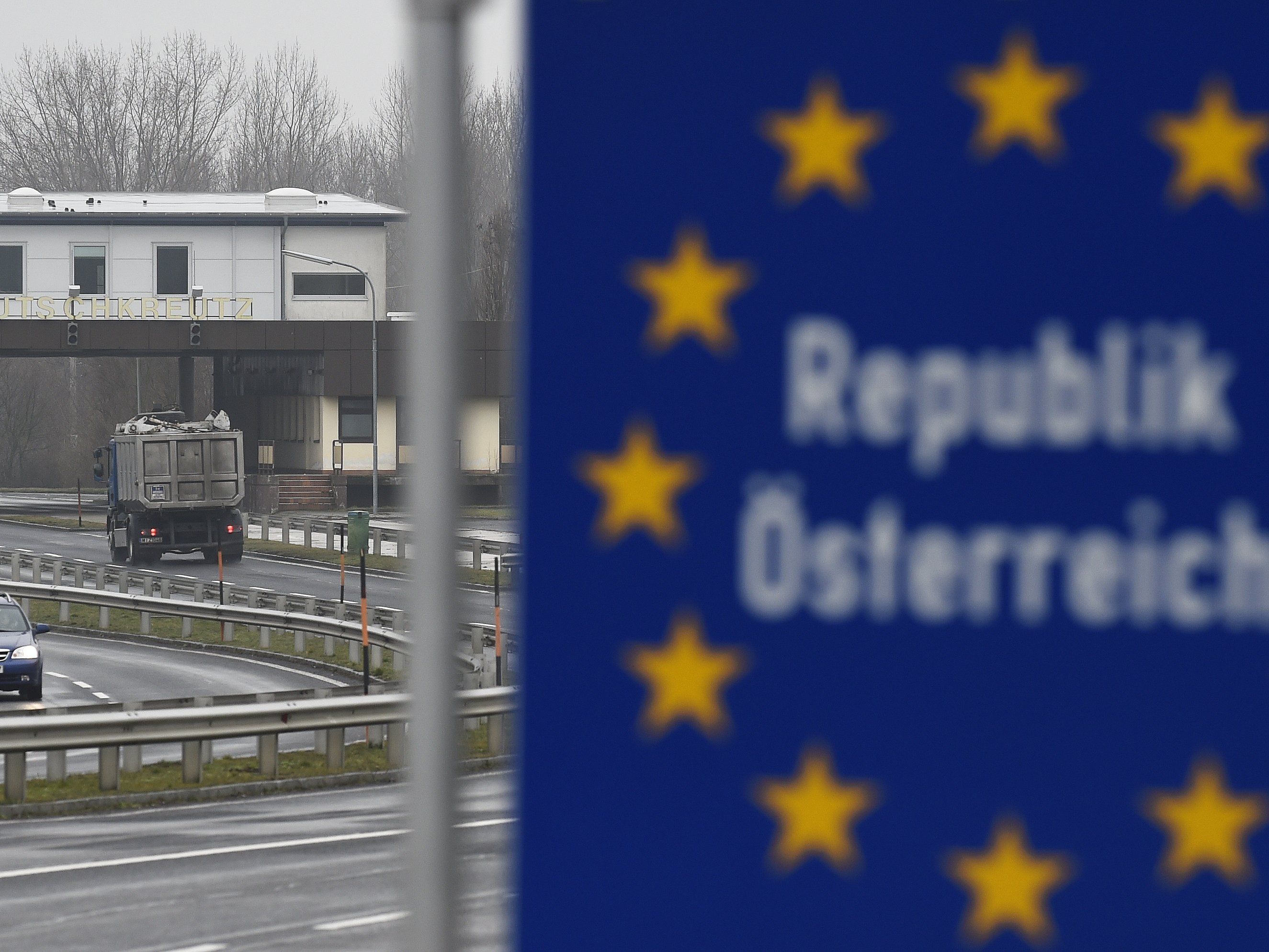 Grenzübergang Deutschkreutz (Archivbild): Die ersten Flüchtlinge wurden jetzt in einem Lager in der Nähe der österreichisch-ungarischen Grenze aufgenommen. Grenzübergang Deutschkreutz (Archivbild): Die ersten Flüchtlinge wurden jetzt in einem Lager in der Nähe der österreichisch-ungarischen Grenze aufgenommen.