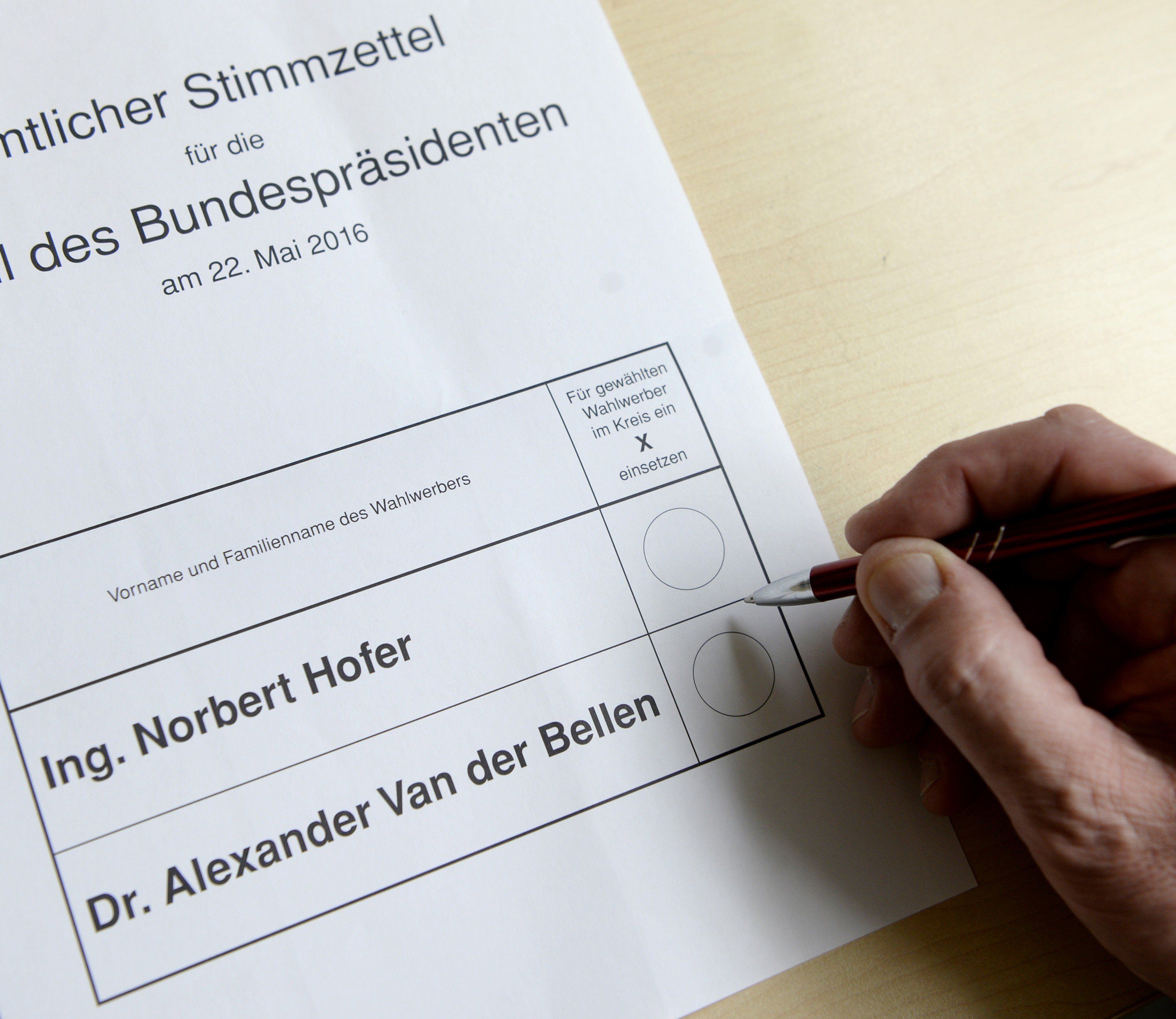 Wir berichten LIVE von der Stichwahl zur Bundespräsidentenwahl 2016. Wir berichten LIVE von der Stichwahl zur Bundespräsidentenwahl 2016.