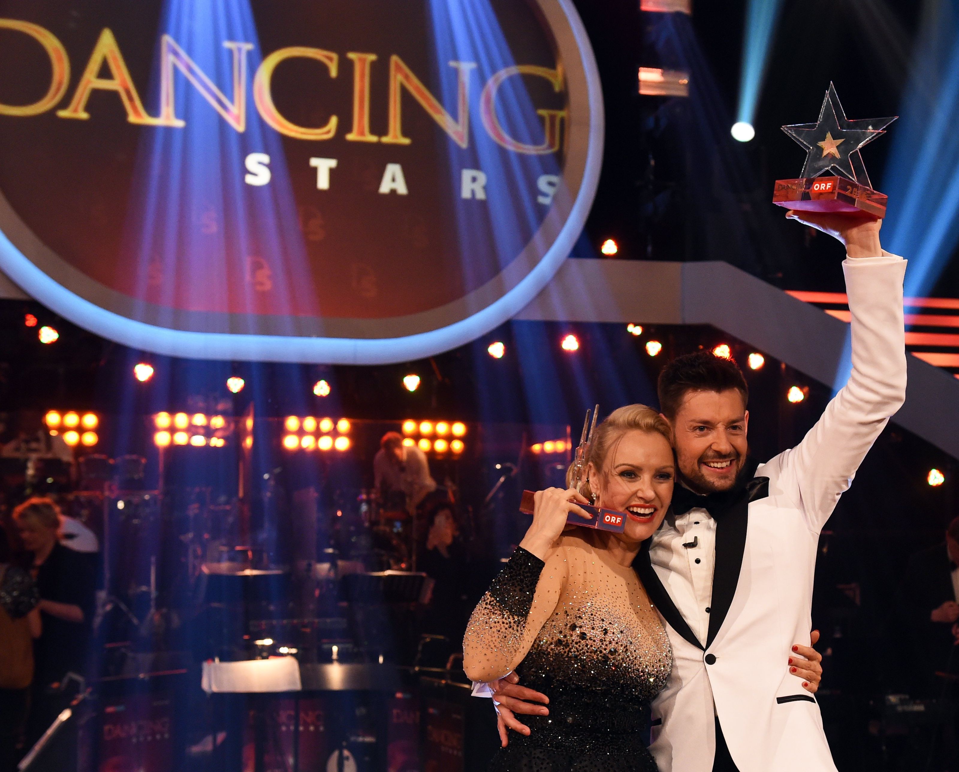 Verena Scheitz krönt sich zum Dancing Star 2016. Verena Scheitz krönt sich zum Dancing Star 2016.