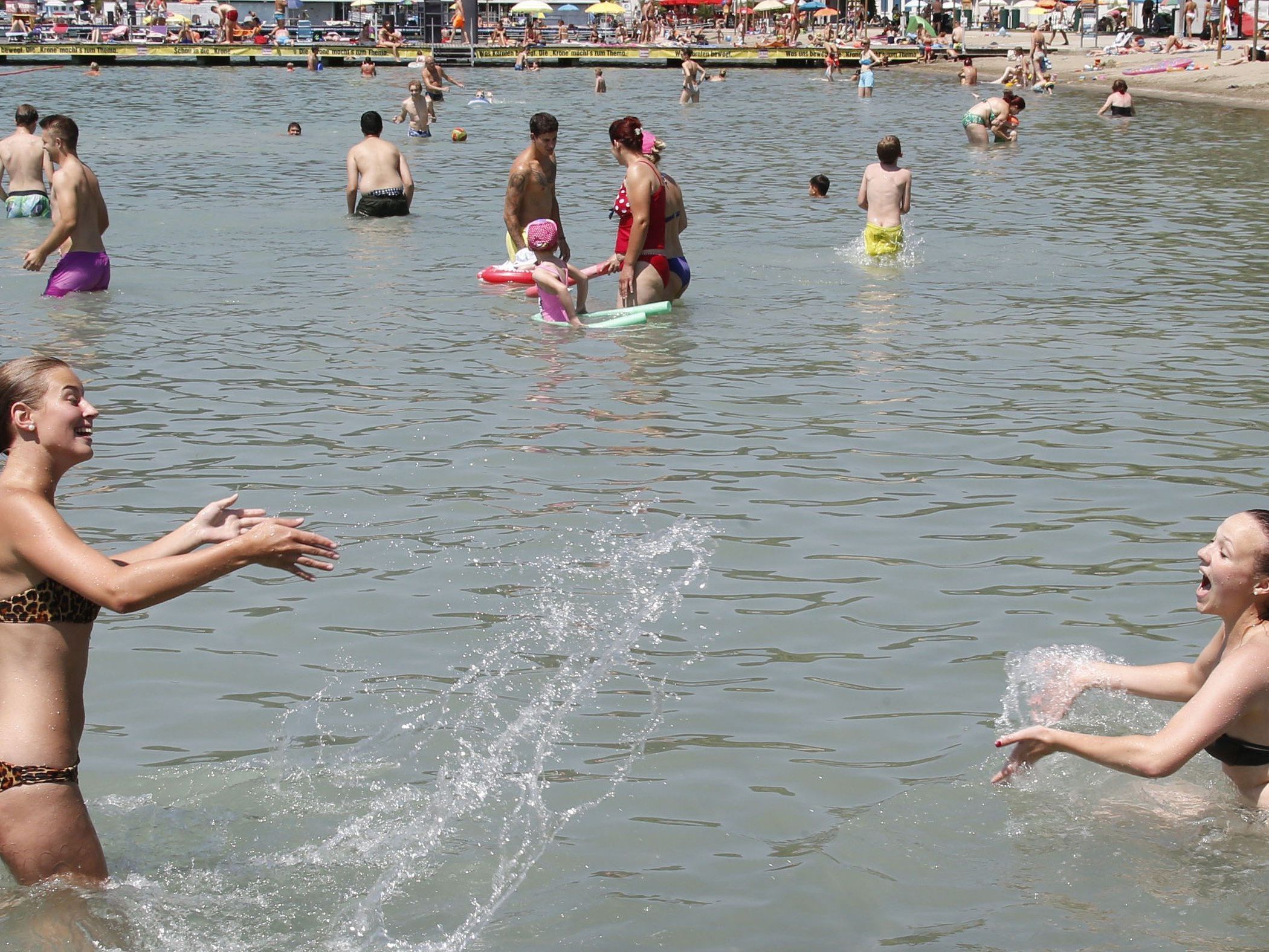 Am Wochenende wird es ordentlich heiß und sommerlich in Wien. Am Wochenende wird es ordentlich heiß und sommerlich in Wien.