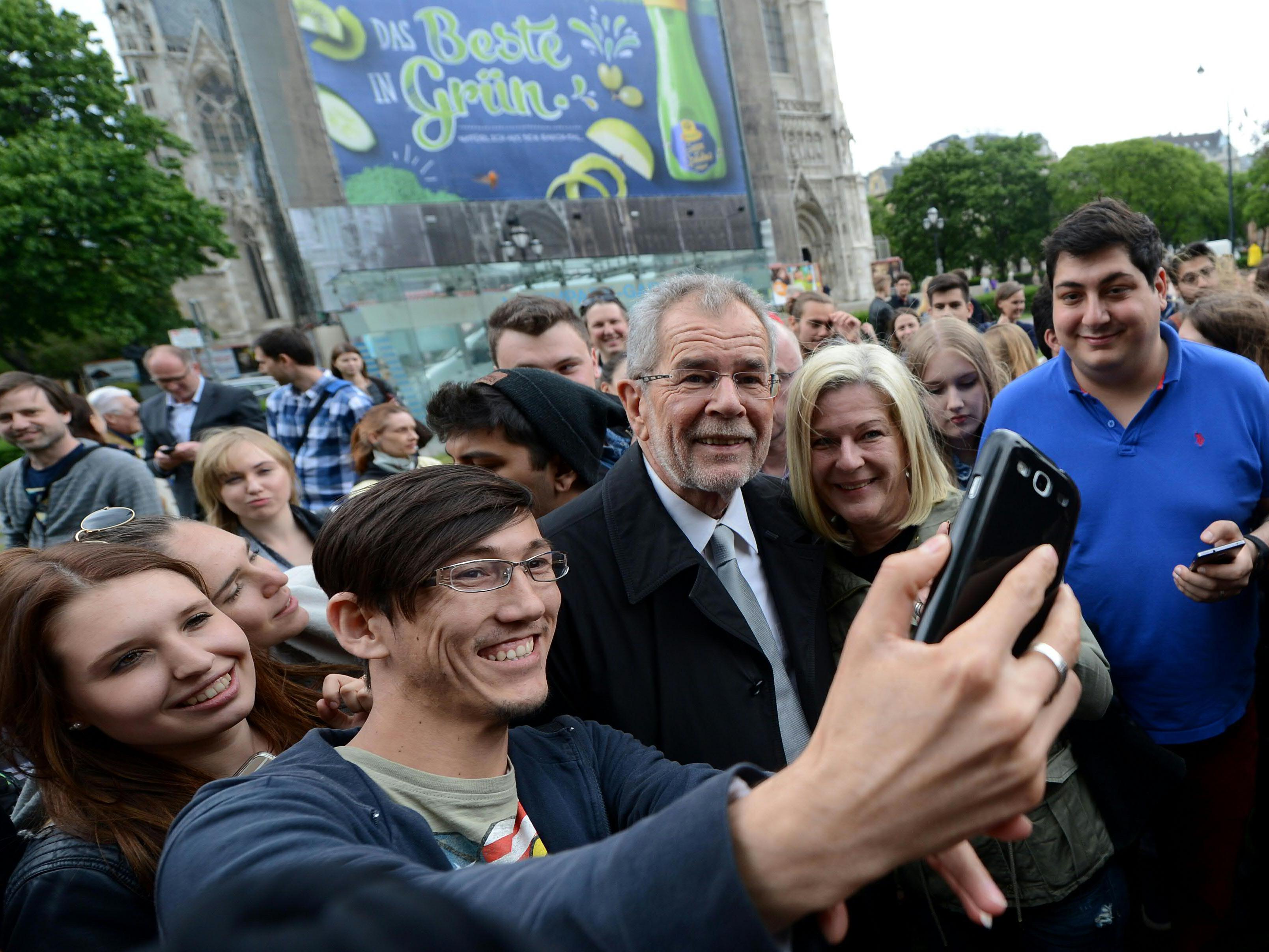 Alexander Van der Bellen als beliebtes Selfie-Motiv.