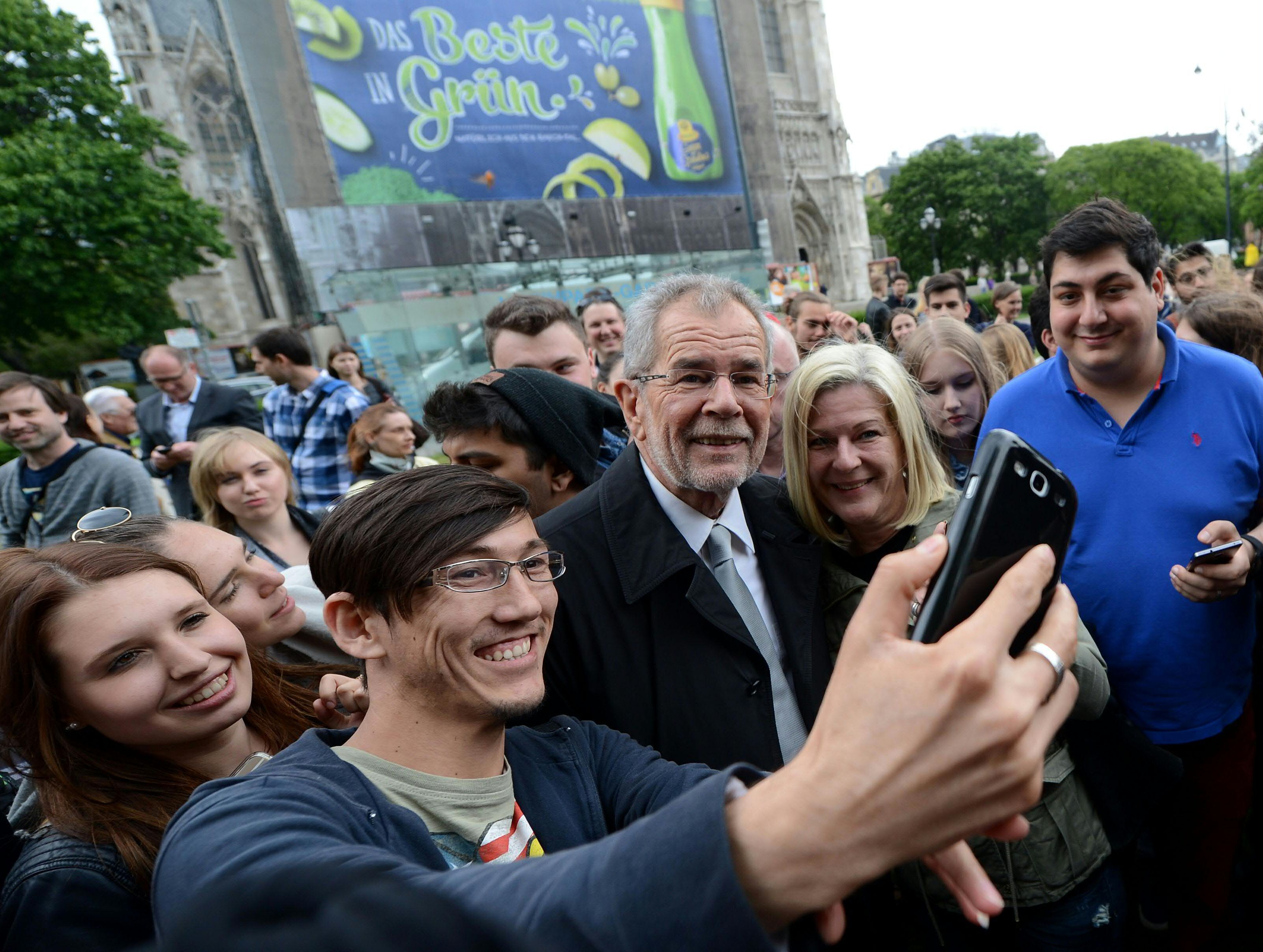 Alexander Van der Bellen als beliebtes Selfie-Motiv. Alexander Van der Bellen als beliebtes Selfie-Motiv.