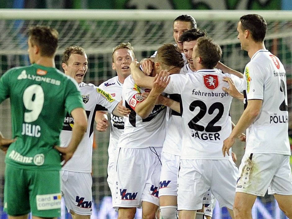 Altach sichert sich durch das 1:1 gegen Rapid den Klassenerhalt. Altach sichert sich durch das 1:1 gegen Rapid den Klassenerhalt.