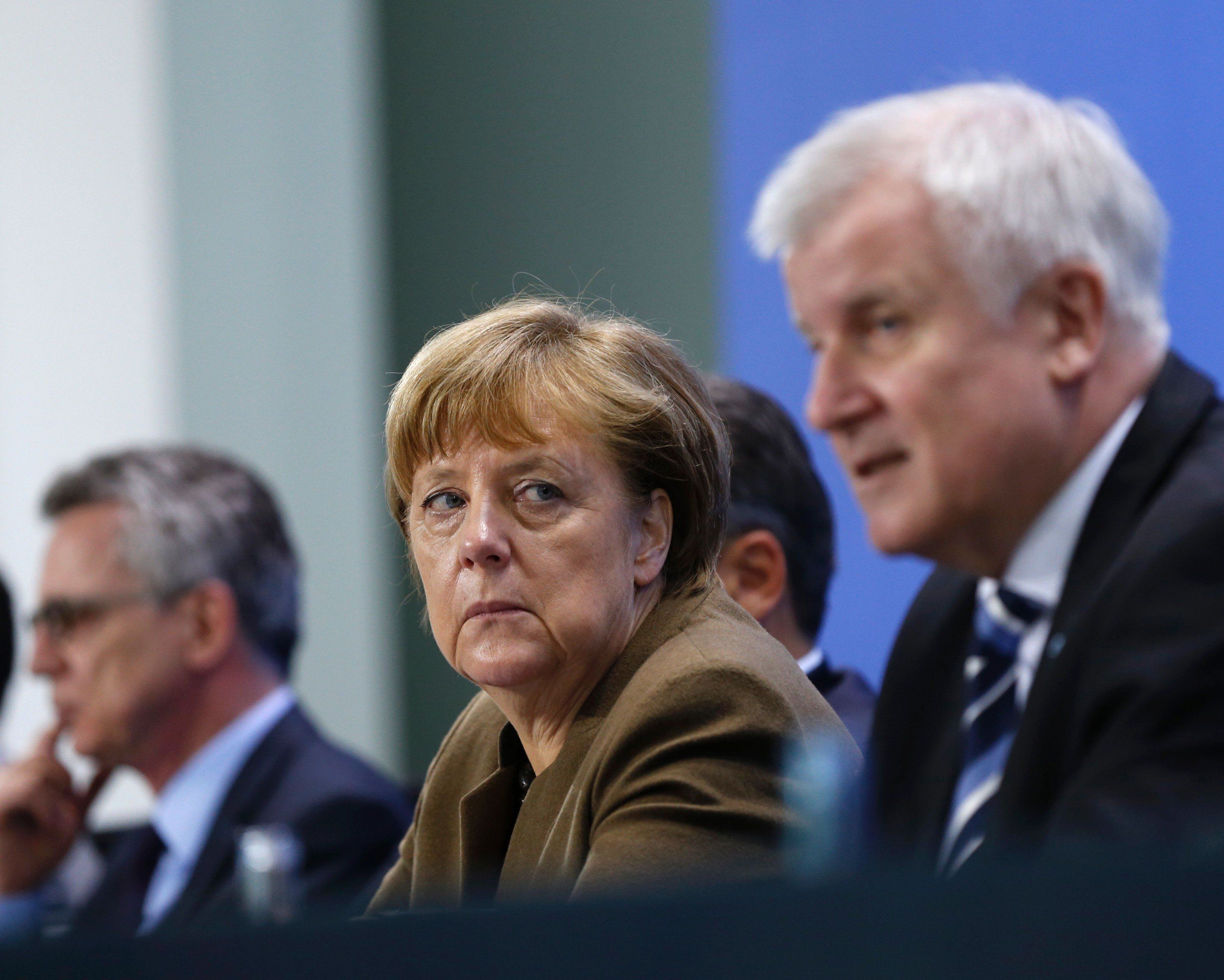 AfD: Seehofer vor Merkel "schon wieder eingeknickt". AfD: Seehofer vor Merkel "schon wieder eingeknickt".