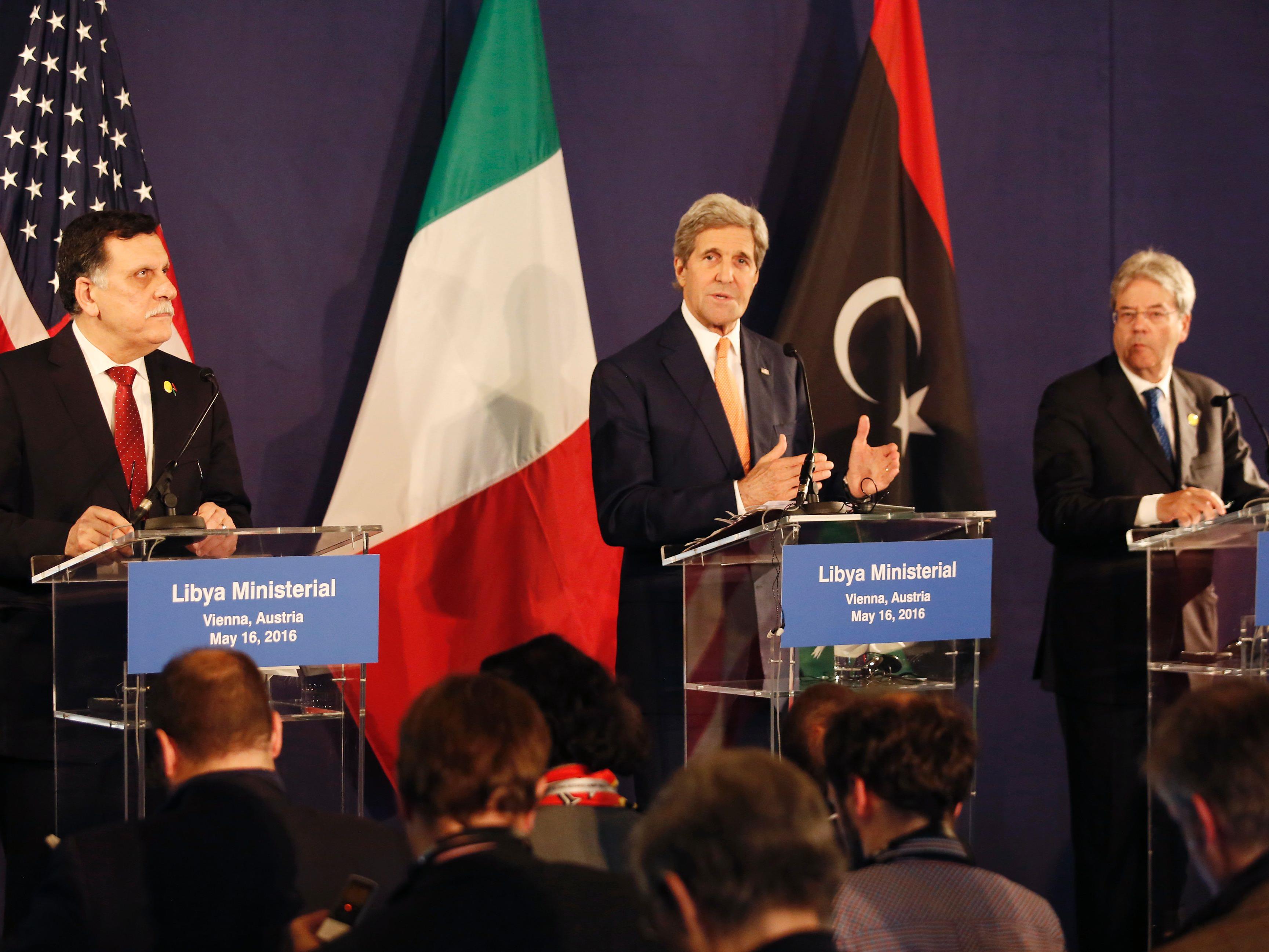 John Kerry, Fayez al-Sarraj (L) und Paolo Gentiloni bei der Konferenz in Wien.
