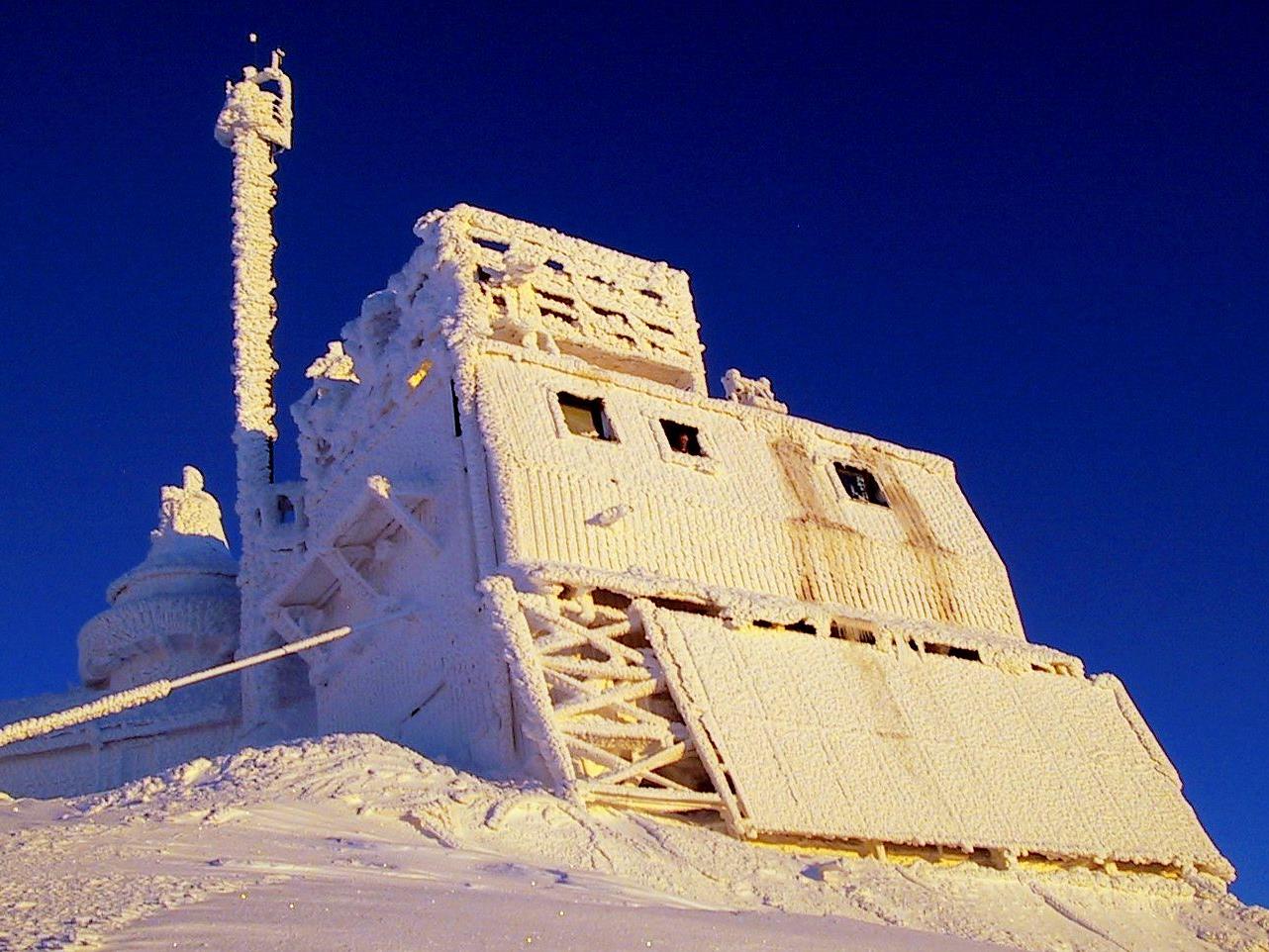 Seit 1886 führt die ZAMAG meteorologische Messungen und Beobachtungen im Sonnblick-Observatorium durch.