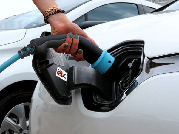 Mit Enio auch bei voll belegten E-Tankstellen genügend Strom bekommen Mit Enio auch bei voll belegten E-Tankstellen genügend Strom bekommen
