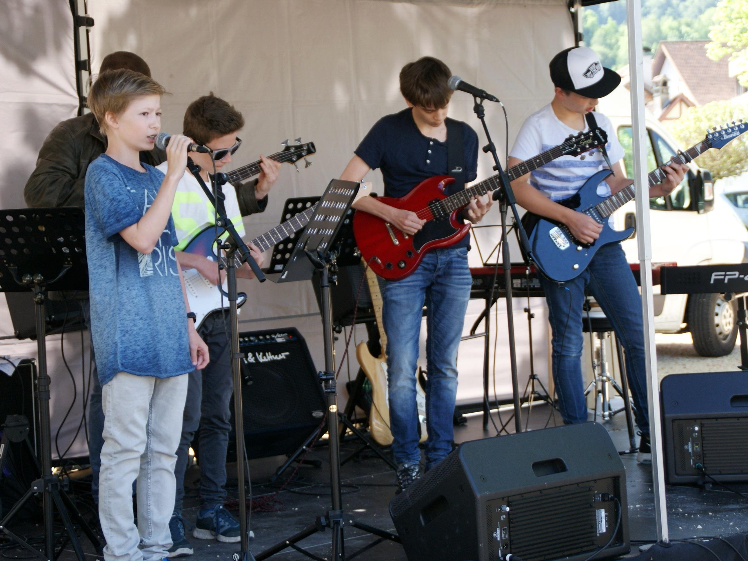 Die SchülerInnen der tonart Musikschule sangen und musizierten am Schlossplatz