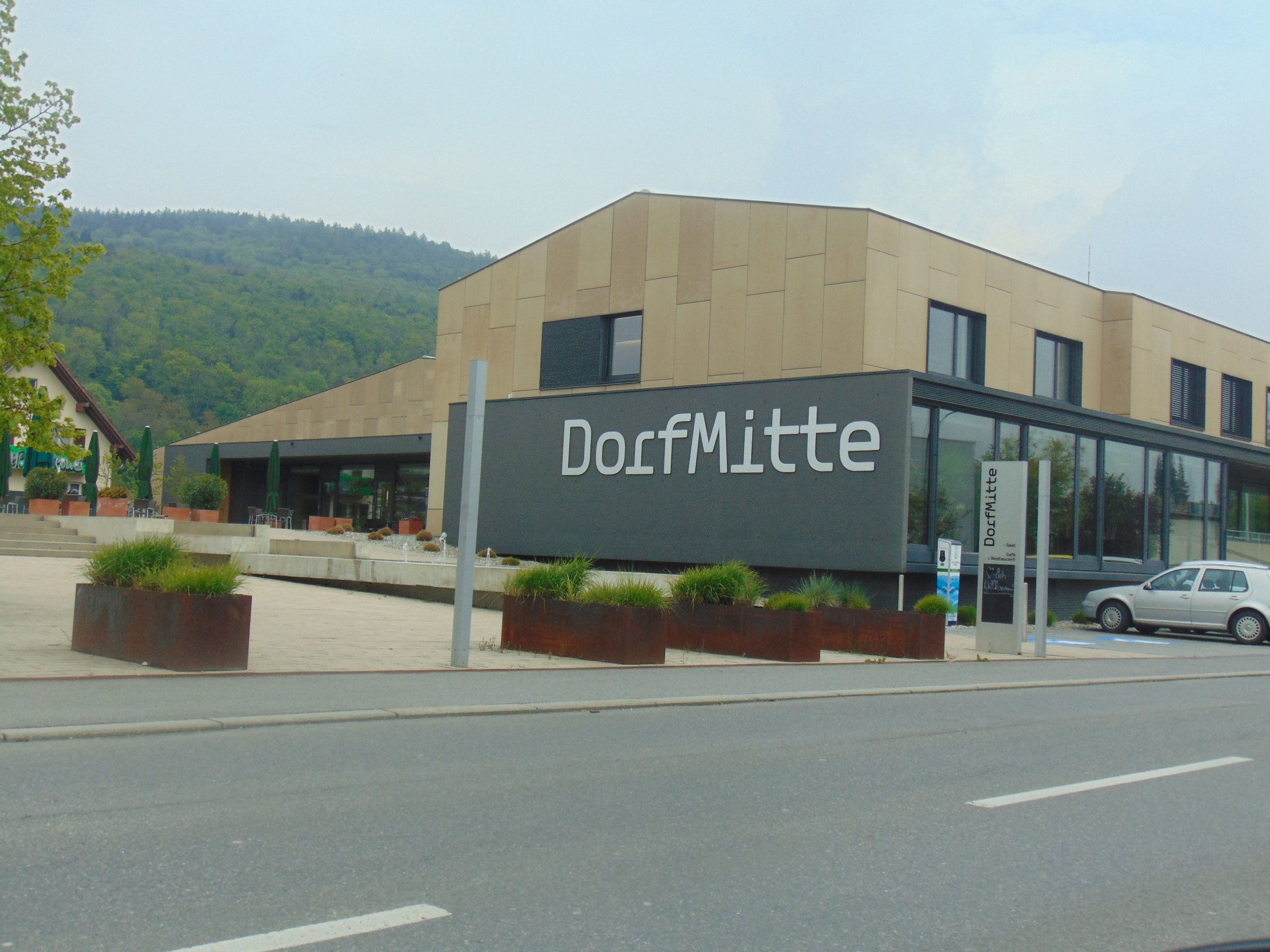 Auf dem Dach der DorfMitte soll eine neue PV Anlage entstehen Auf dem Dach der DorfMitte soll eine neue PV Anlage entstehen