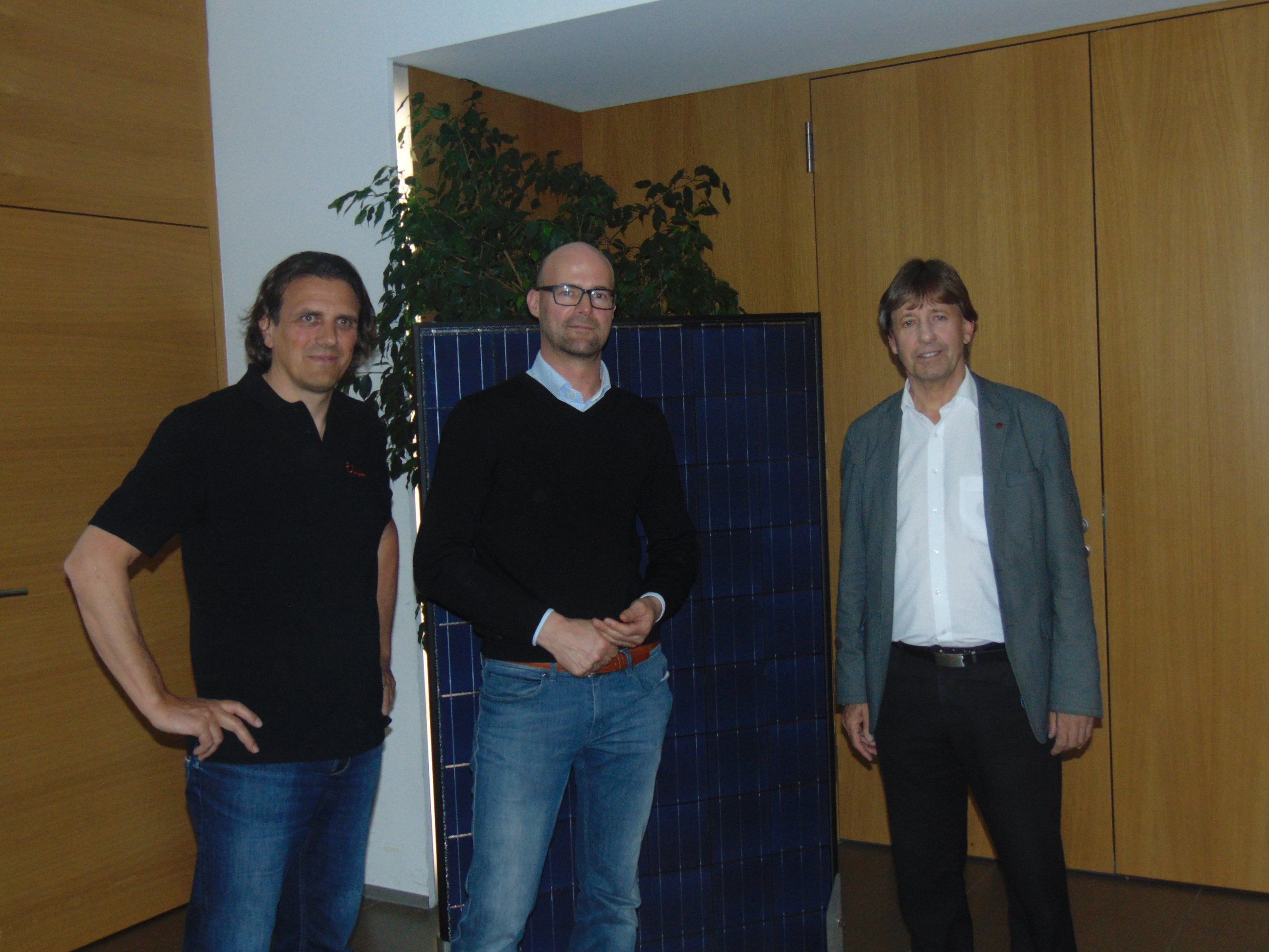 Bürgermeister Fritz Maierhofer mit den beiden Energieexperten bei der Informationsveranstaltung im Gemeindesaal Bürgermeister Fritz Maierhofer mit den beiden Energieexperten bei der Informationsveranstaltung im Gemeindesaal