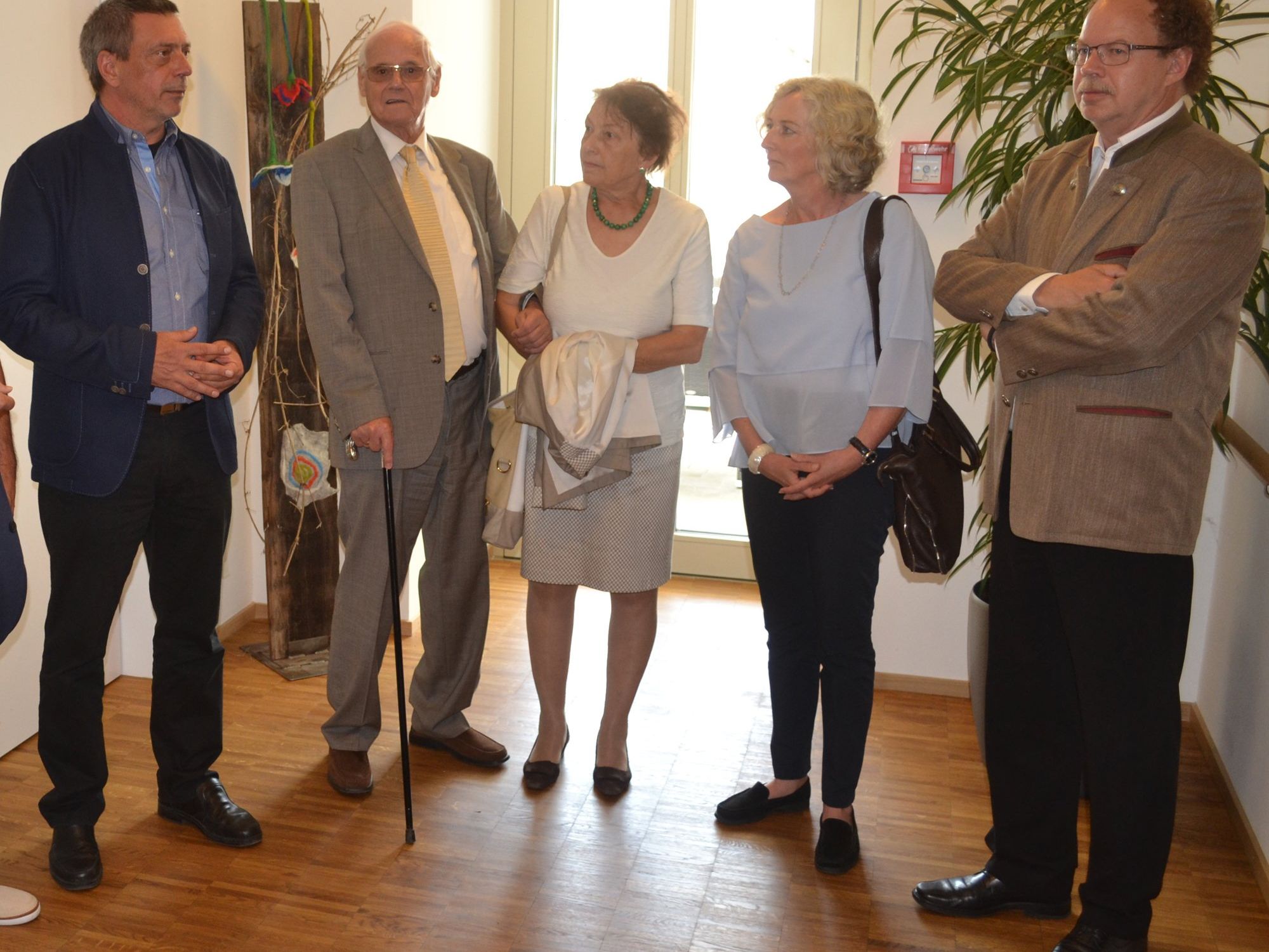 Heimleiter Dieter Visintainer führte die interessierten Besucher – darunter Landesrätin Katharina Wiesflecker – durchs Haus. Heimleiter Dieter Visintainer führte die interessierten Besucher – darunter Landesrätin Katharina Wiesflecker – durchs Haus.