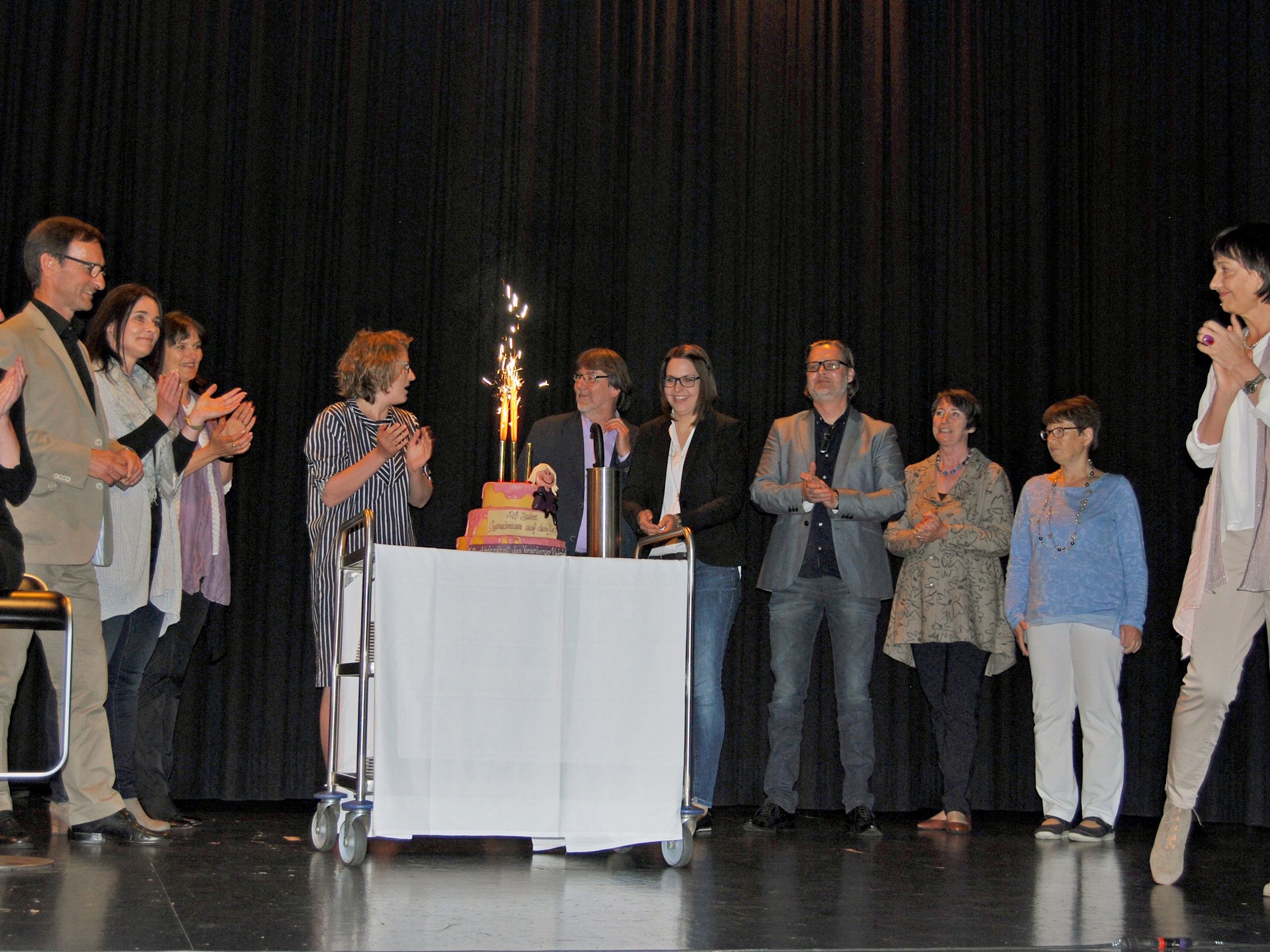 Sylvia Zabernigg (ganz rechts), Leiterin des Pflegekinderdienstes, und ihr Team.