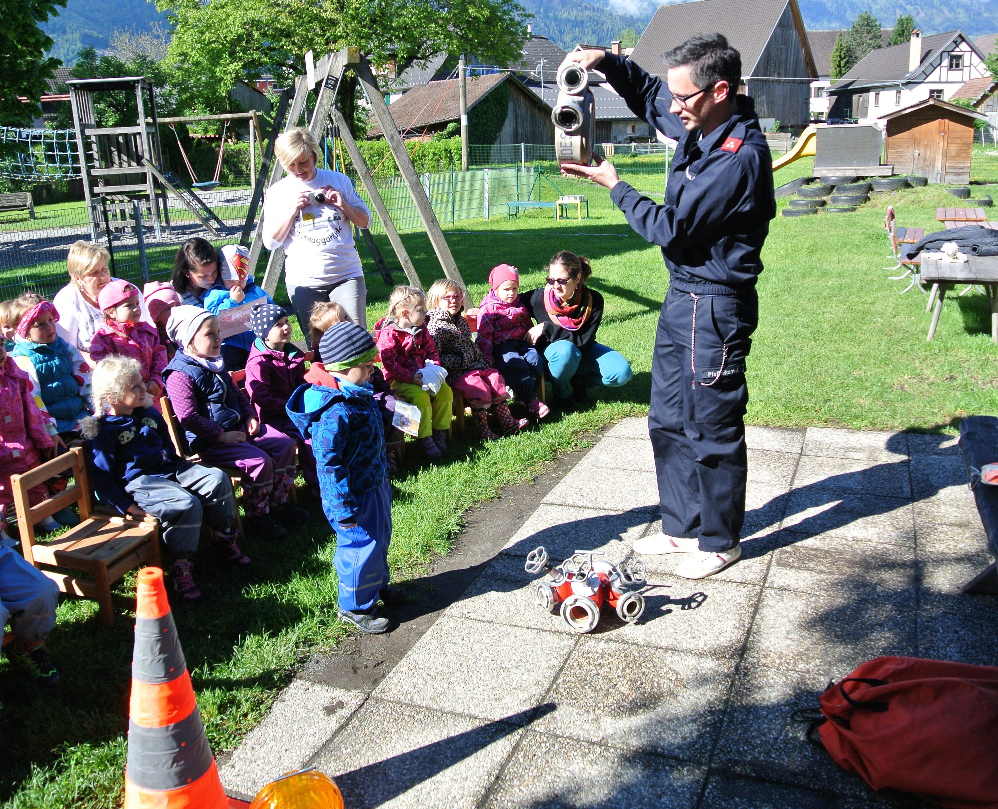 Gespannt verfolgen die Kinder die Erklärungen Gespannt verfolgen die Kinder die Erklärungen