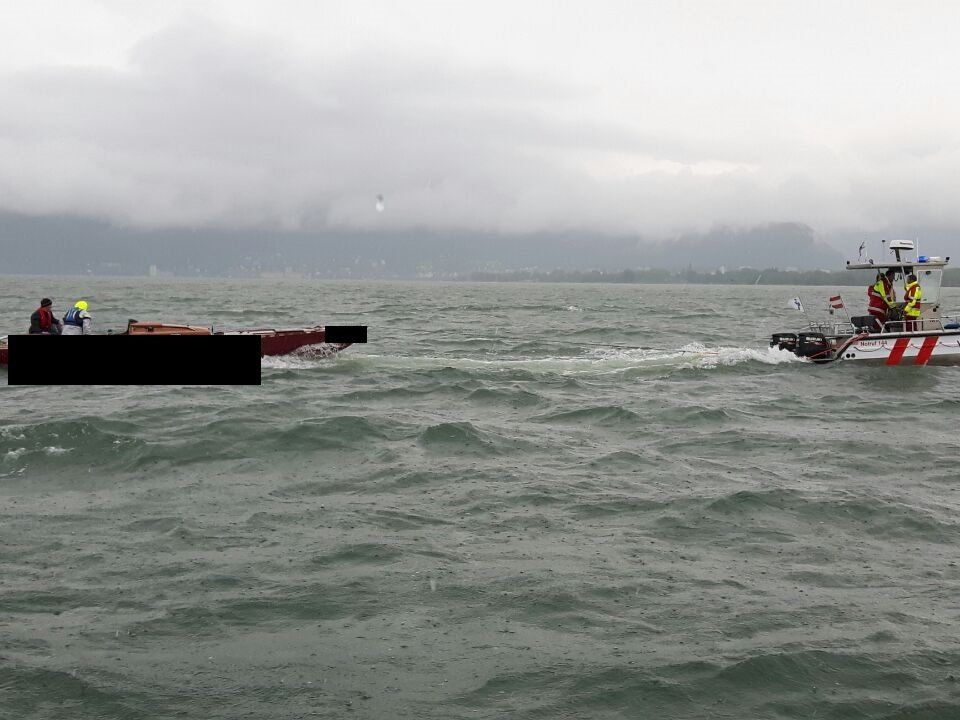 Das schwer beschädigte Schiff wird von den Einsatzkräften zurück in den Hafen geschleppt Das schwer beschädigte Schiff wird von den Einsatzkräften zurück in den Hafen geschleppt
