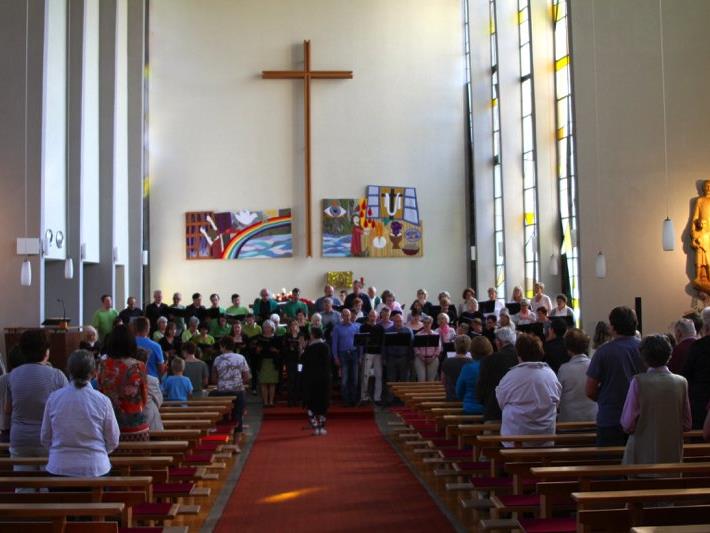 Zwei Chöre vereinten sich zu einem gemeinsamen Konzert anlässlich das Abendgottesdienstes in der Pfarrkirche Nofels.