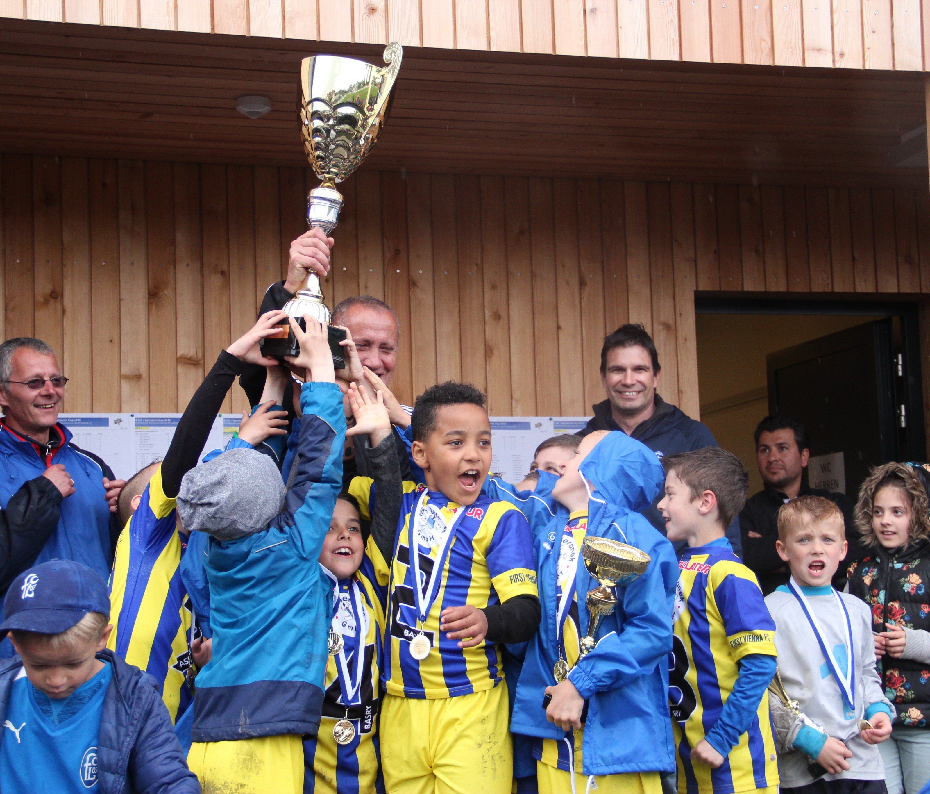 Im U8 holten sich die Kicker der First Vienna den Siegespokal. Im U8 holten sich die Kicker der First Vienna den Siegespokal.