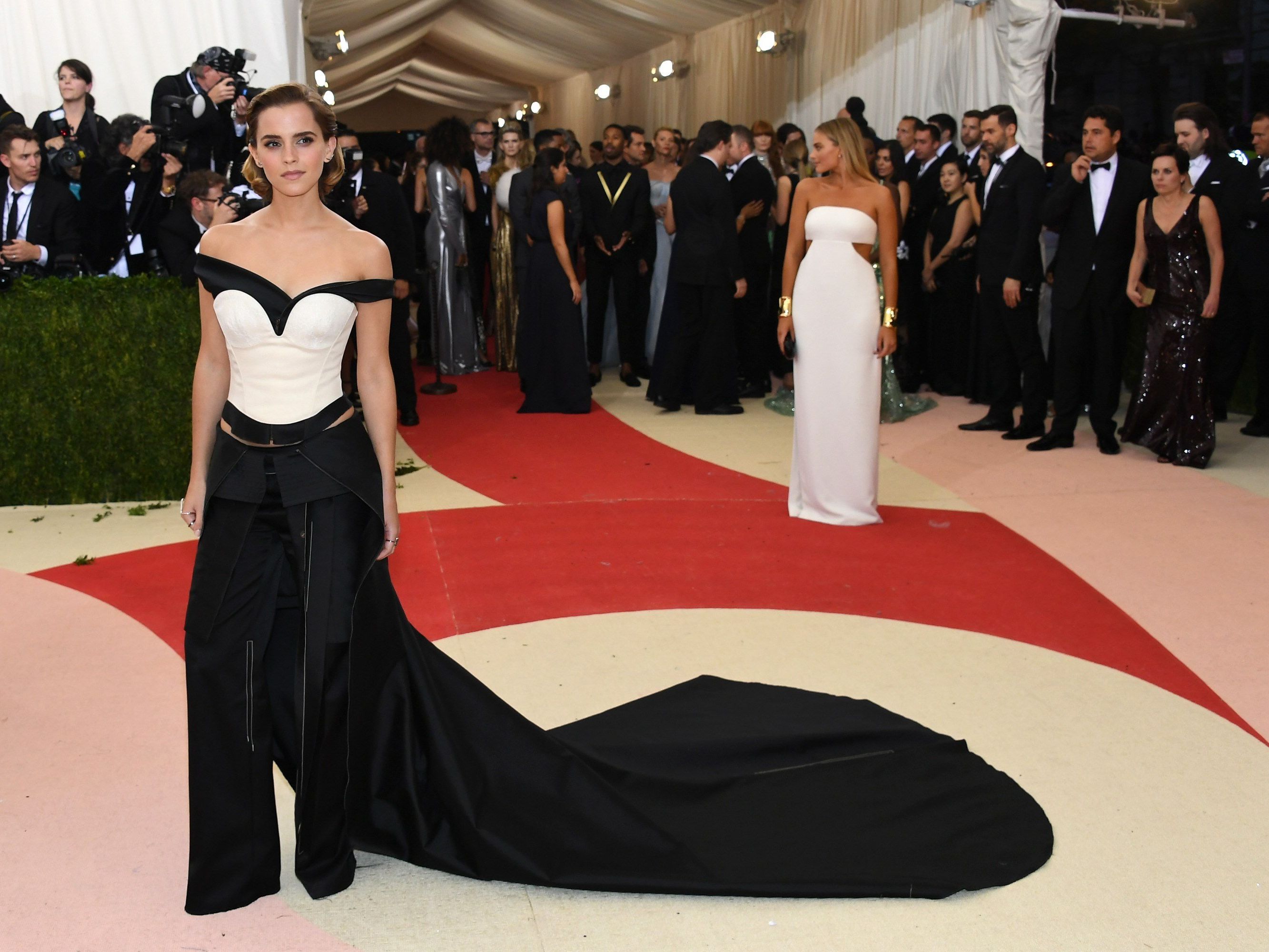 Schauspielerin Emma Watson zeigte sich auf der Met-Gala in einer ausgefallenen Kreation. Schauspielerin Emma Watson zeigte sich auf der Met-Gala in einer ausgefallenen Kreation.