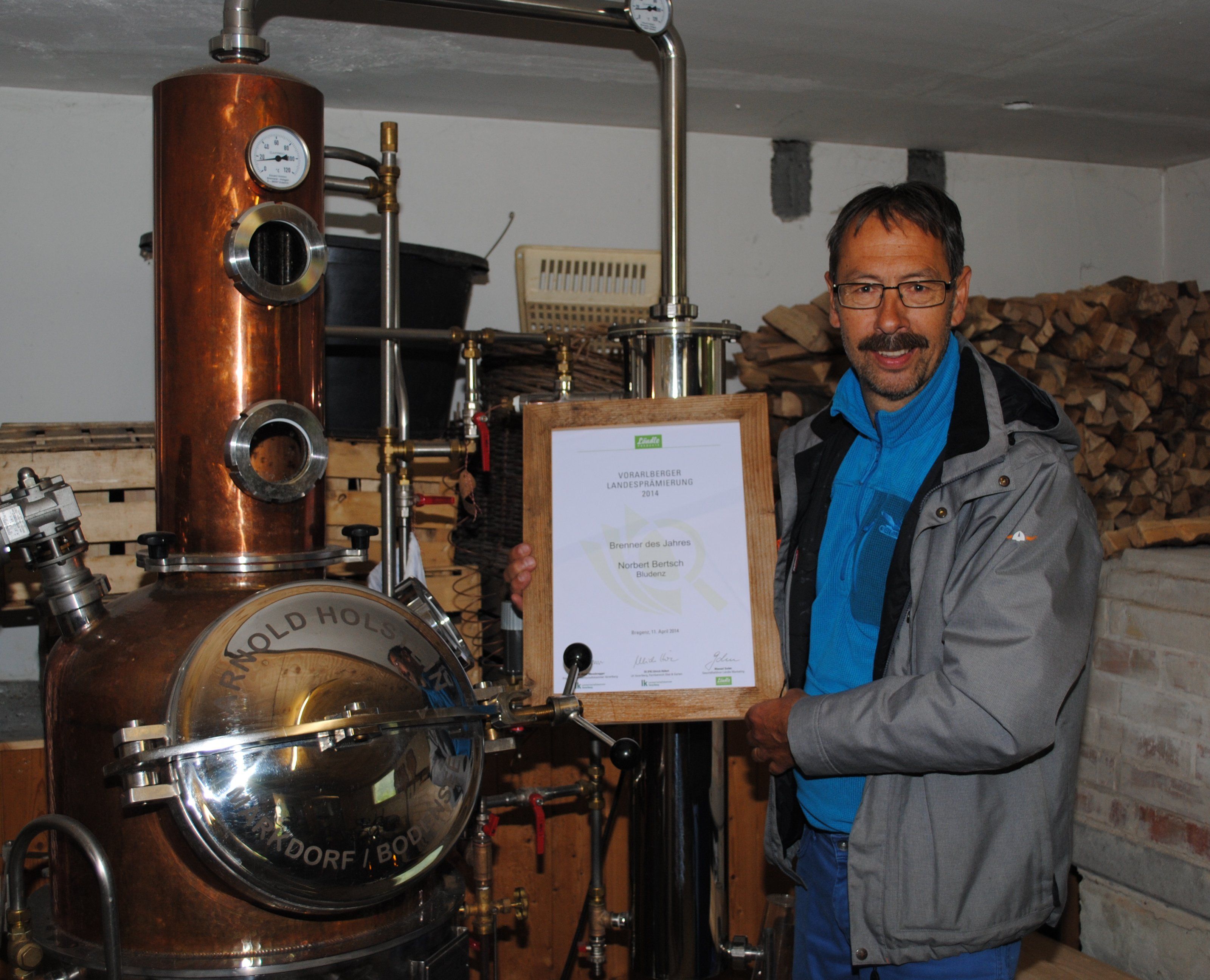 Norbert Bertsch wurde Landessieger 2016 der prämierten Edelbrände Norbert Bertsch wurde Landessieger 2016 der prämierten Edelbrände
