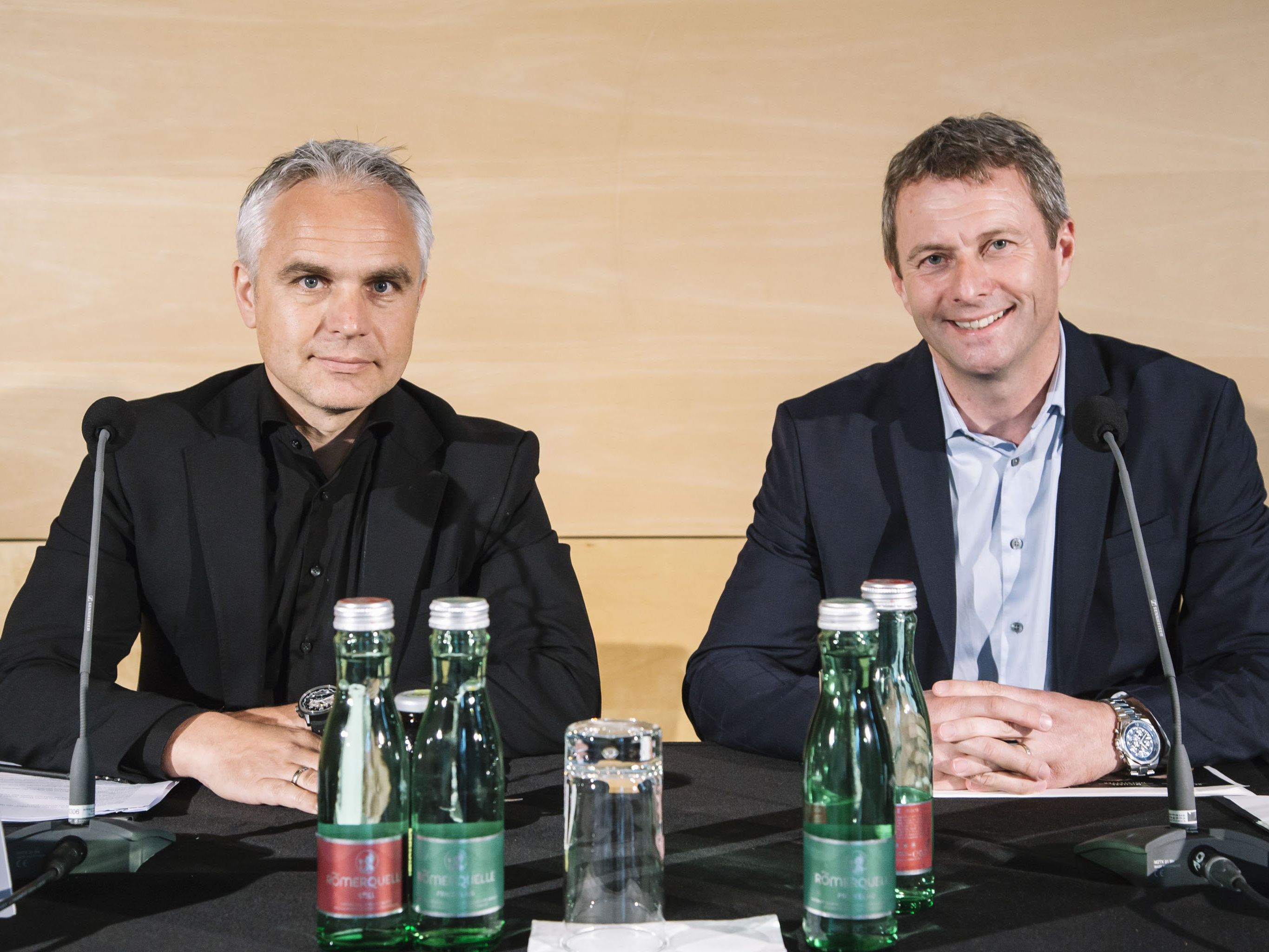 Präsident Manfred Schnetzer und Geschäftsführer Thomas Heißbauer (v.l.) stellten im Seefoyer des Festspielhaus Bregenz das Programm 2016/17 vor. Präsident Manfred Schnetzer und Geschäftsführer Thomas Heißbauer (v.l.) stellten im Seefoyer des Festspielhaus Bregenz das Programm 2016/17 vor.