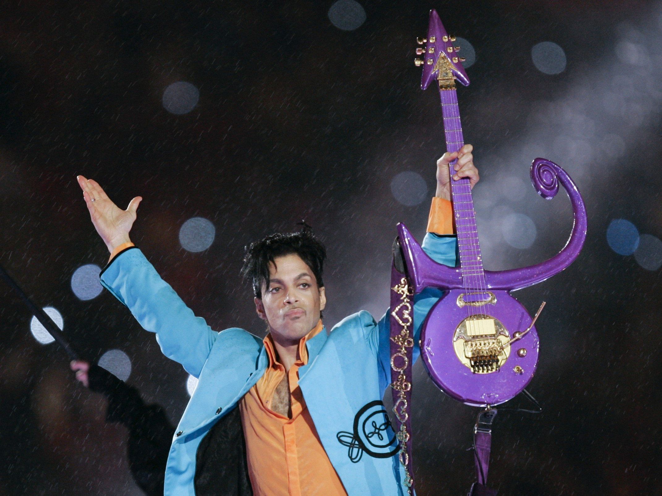 Ein in Missouri inhaftierter Mann behauptet, der Sohn und somit Alleinerbe des am 21. April überraschend verstorbenen Popstars Prince zu sein. Ein in Missouri inhaftierter Mann behauptet, der Sohn und somit Alleinerbe des am 21. April überraschend verstorbenen Popstars Prince zu sein.