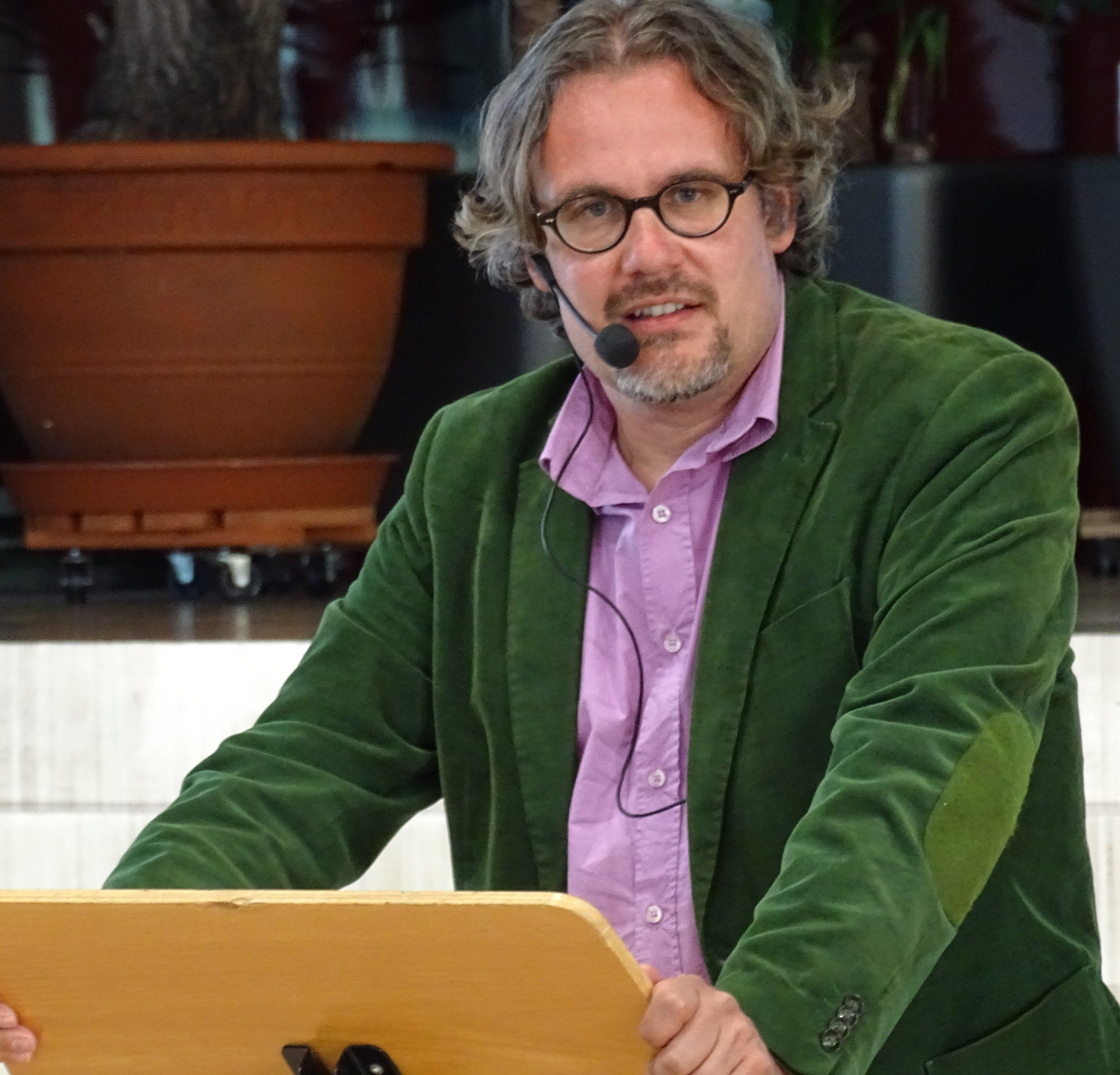 Thomas Schmidinger bei seinem gut besuchten Vortrag in der Aula des Gymnasium Bludenz. Thomas Schmidinger bei seinem gut besuchten Vortrag in der Aula des Gymnasium Bludenz.