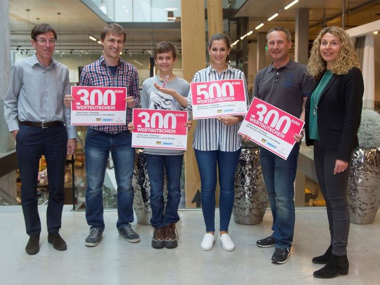 Siegerfoto v.l.n.r.: Weiler Möbel-GF Mag. Peter Prantl, Alexander Prinz, Sebastian Lercher, Siegerin Katharina Bantel, Heino Schnetzer und Mag. Christel Schwendinger, Marketingleiterin Dornbirner Sparkasse Siegerfoto v.l.n.r.: Weiler Möbel-GF Mag. Peter Prantl, Alexander Prinz, Sebastian Lercher, Siegerin Katharina Bantel, Heino Schnetzer und Mag. Christel Schwendinger, Marketingleiterin Dornbirner Sparkasse