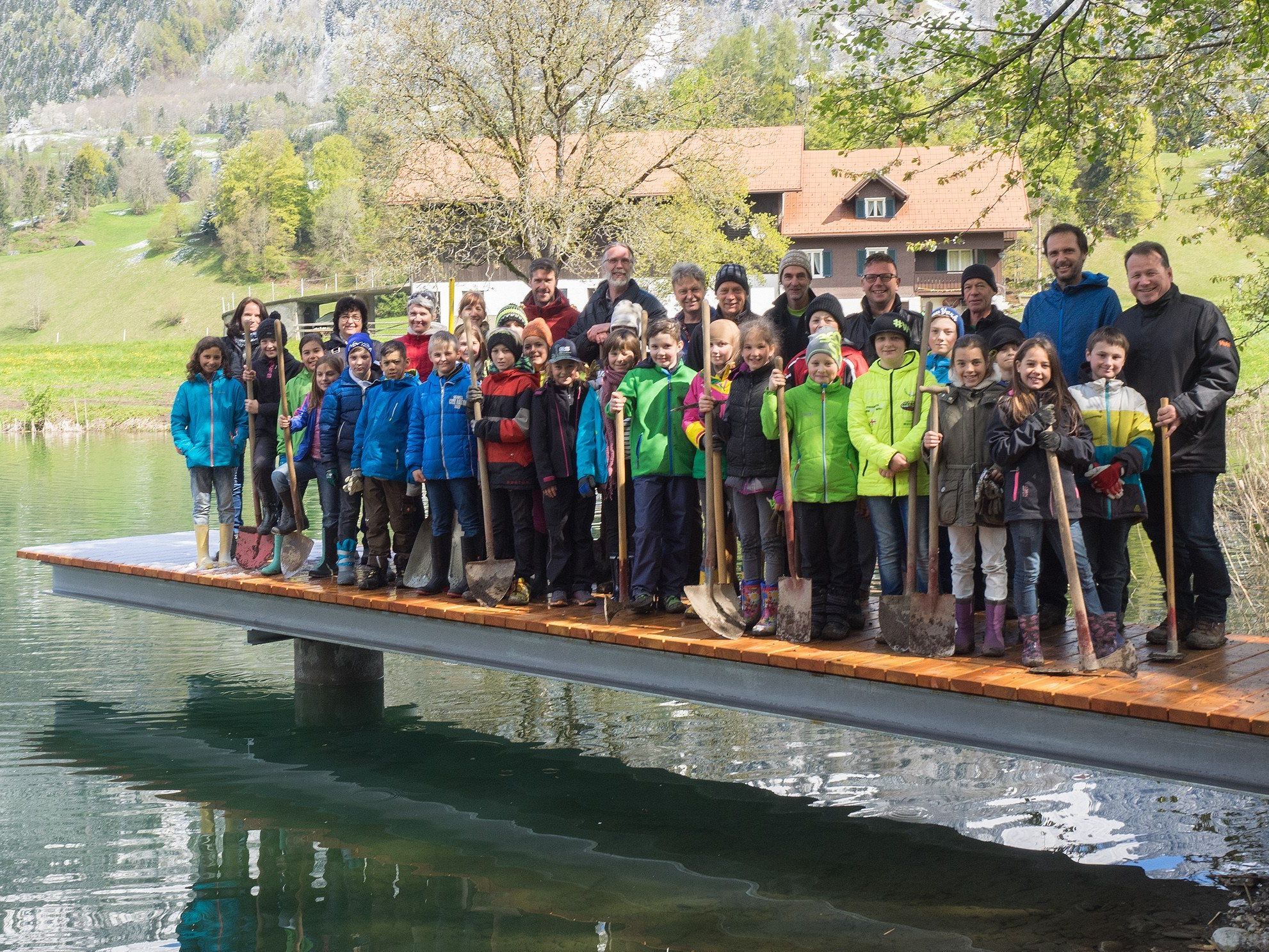 Die Viertklässler der Volksschule bepflanzten den neu gestalteten Montjola Weiher Die Viertklässler der Volksschule bepflanzten den neu gestalteten Montjola Weiher