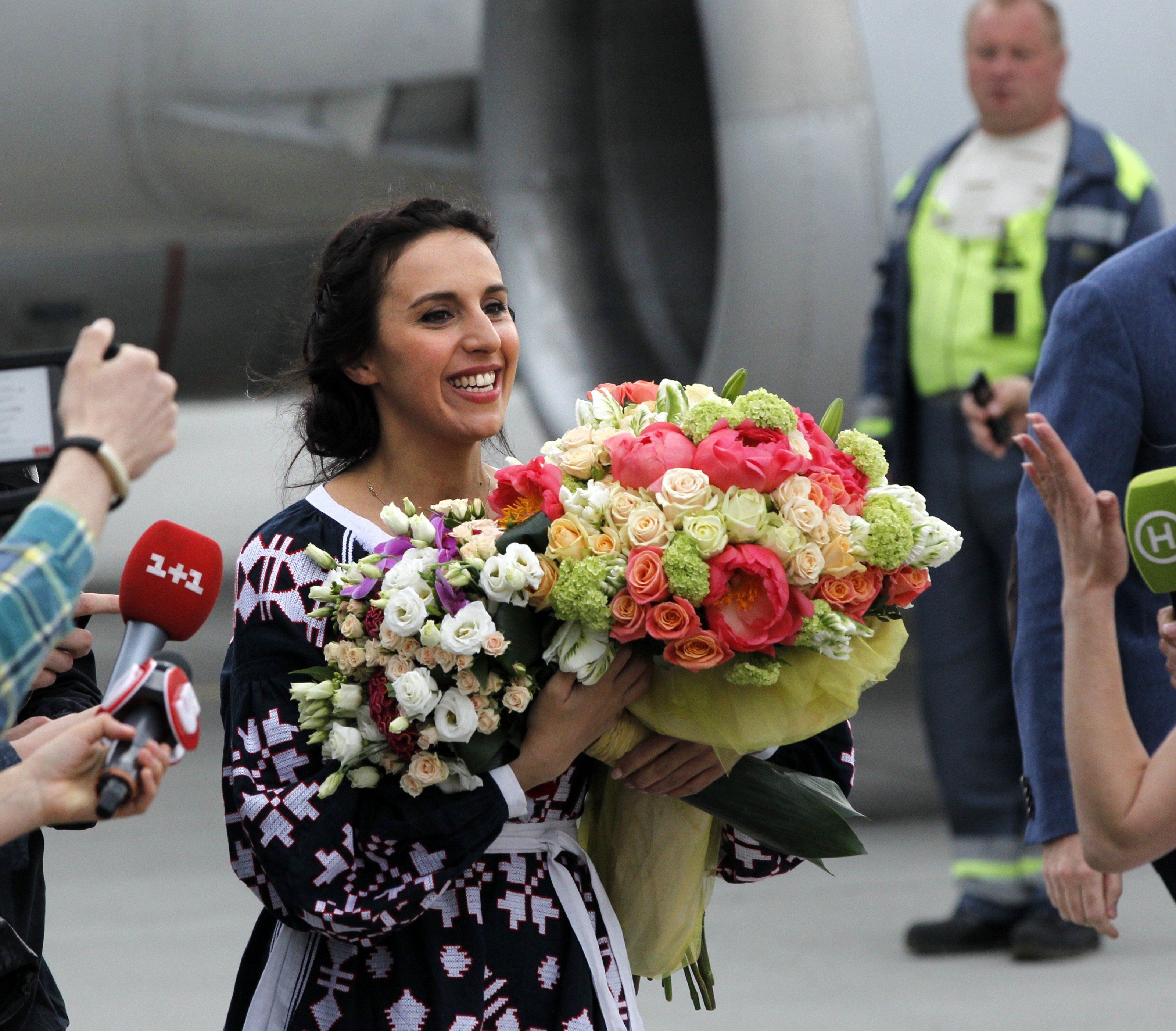 Jamala landet in Kiew nach ihrem Sieg beim Eurovision Song Contest 2016. Jamala landet in Kiew nach ihrem Sieg beim Eurovision Song Contest 2016.