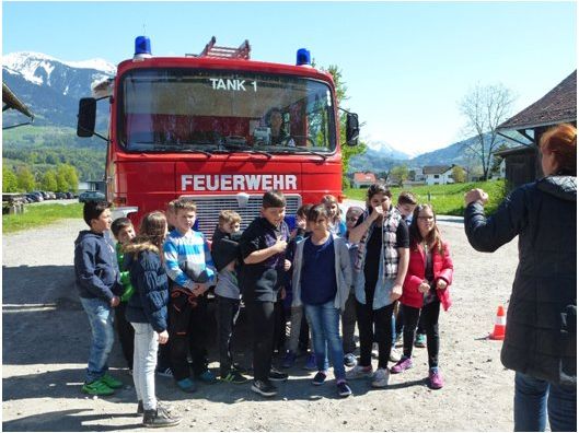 Eine ganze Schulklasse ist im „toten Winkel“ eines LKW´s „unsichtbar“. Eine ganze Schulklasse ist im „toten Winkel“ eines LKW´s „unsichtbar“.