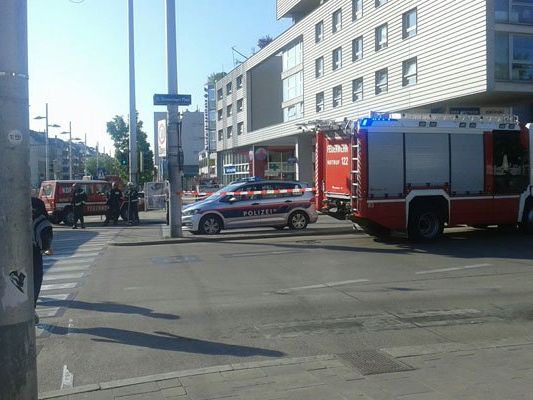 Eine Glasscheibe löste sich von einem Wohnhaus Eine Glasscheibe löste sich von einem Wohnhaus