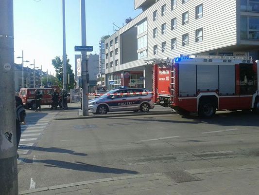 Eine Glasscheibe löste sich von einem Wohnhaus