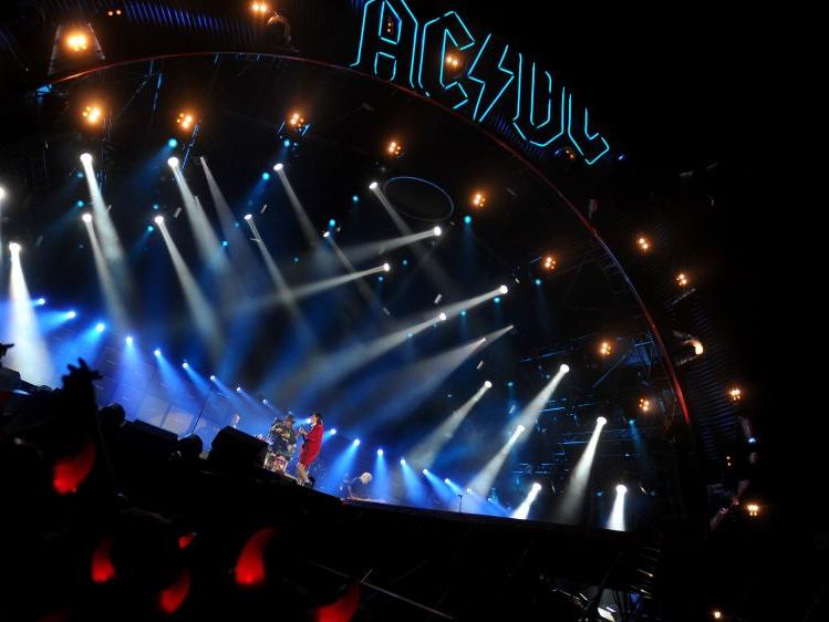 Es wird laut im Stadion mit AC/DC und Axl Rose. Es wird laut im Stadion mit AC/DC und Axl Rose.