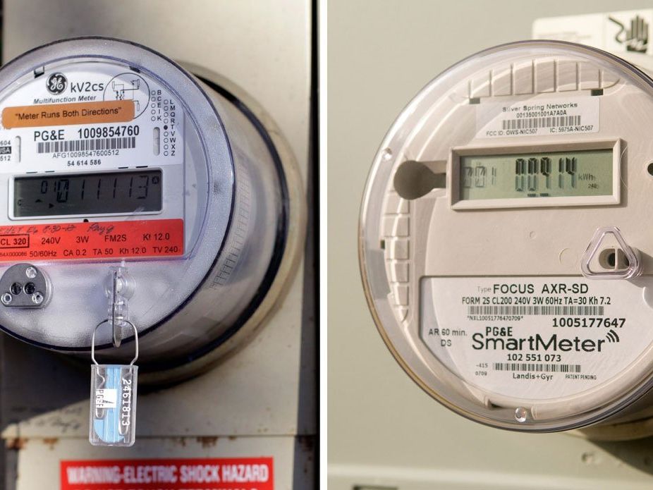Auf der linken Seite ein analoger Stromzähler, auf der rechten Seite ein "Smart Meter". Auf der linken Seite ein analoger Stromzähler, auf der rechten Seite ein "Smart Meter".