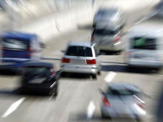Der Mann war zur Fuß auf der Autobahn unterwegs gewesen. Der Mann war zur Fuß auf der Autobahn unterwegs gewesen.