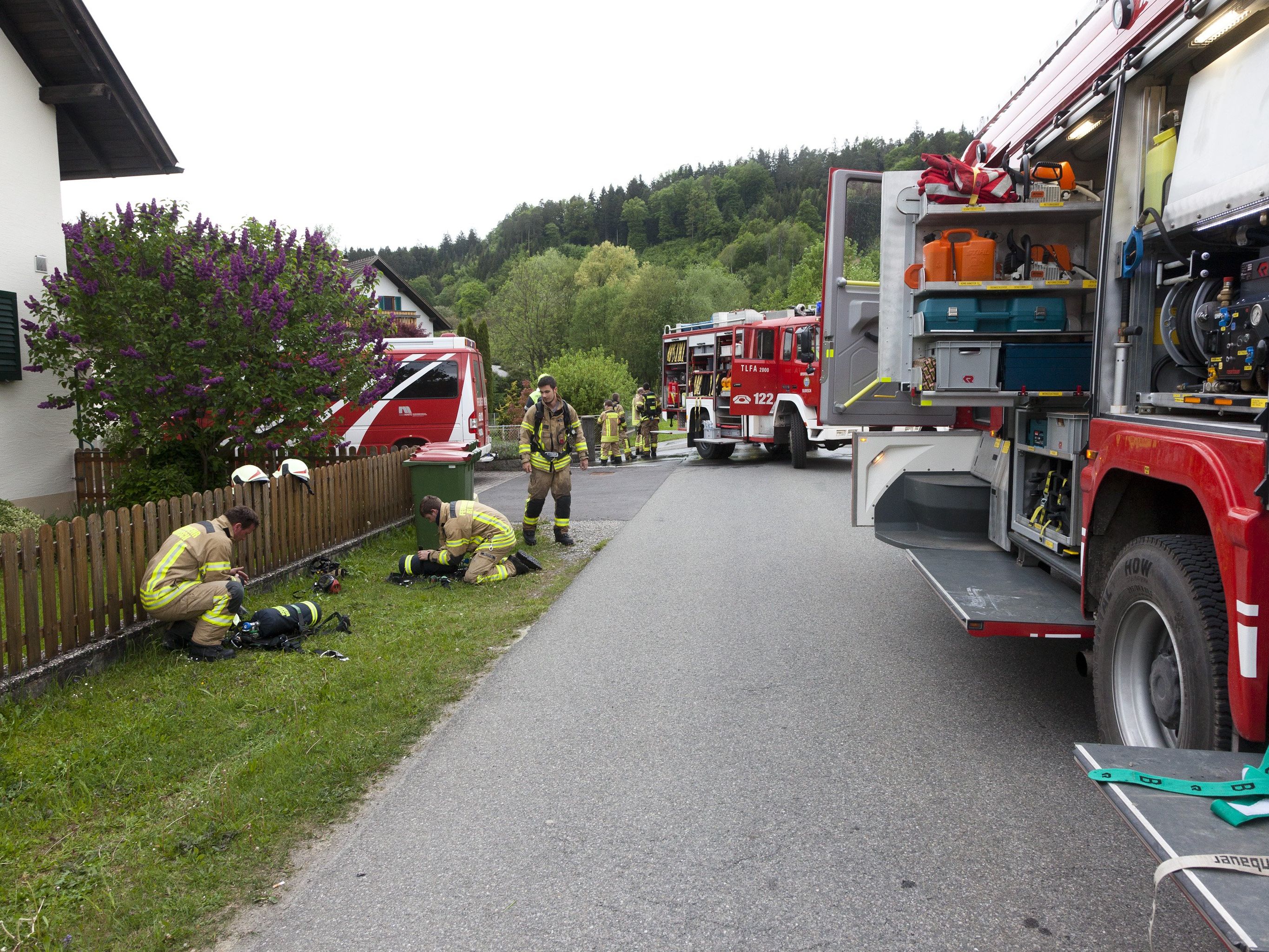Die Feuerwehr brachte den Brand schließlich rasch unter Kontrolle. Die Feuerwehr brachte den Brand schließlich rasch unter Kontrolle.