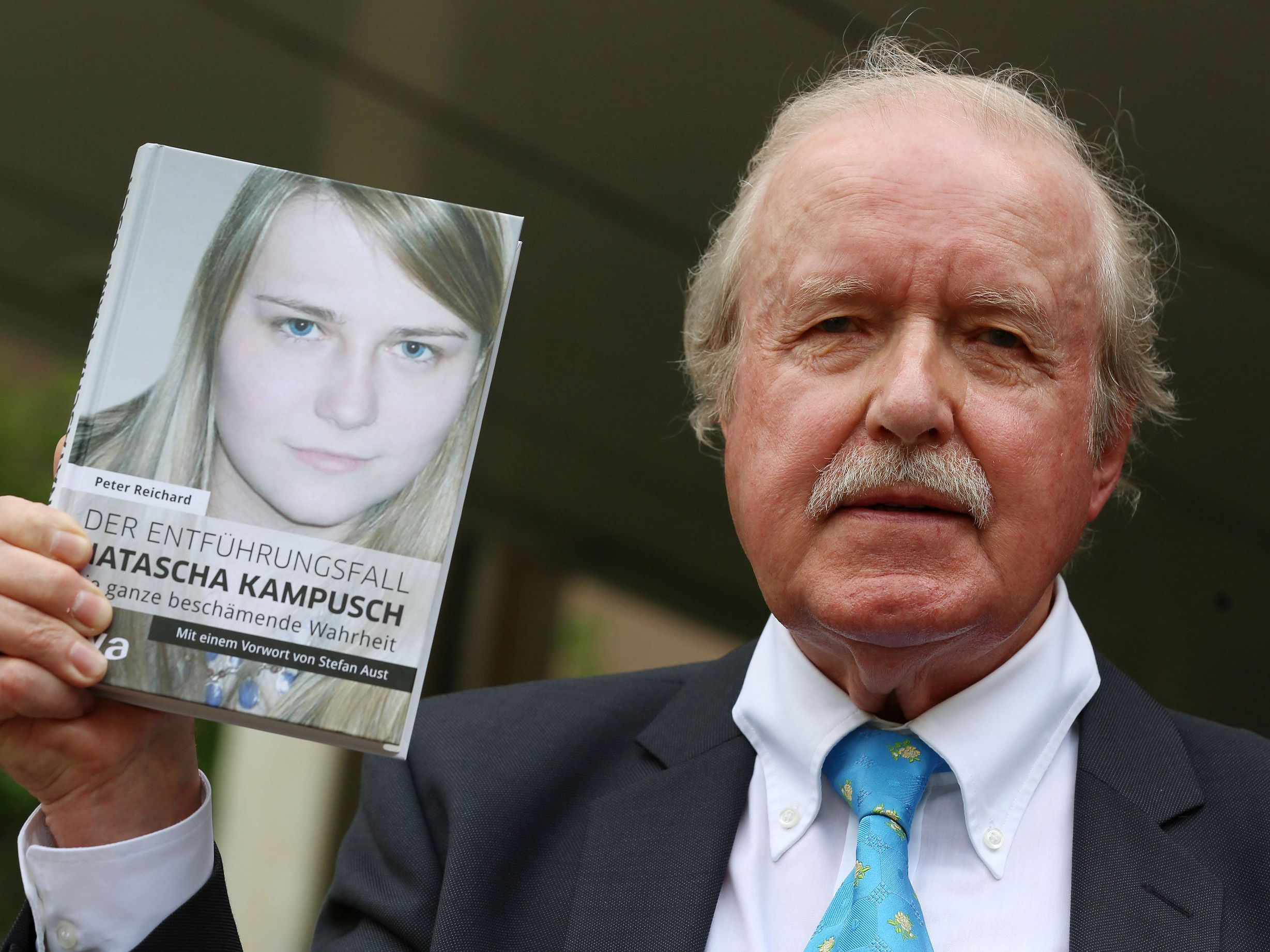 Kampusch versucht eine einstweilige Verfügung gegen das Buch von Peter Reichard zu erwirken. Kampusch versucht eine einstweilige Verfügung gegen das Buch von Peter Reichard zu erwirken.