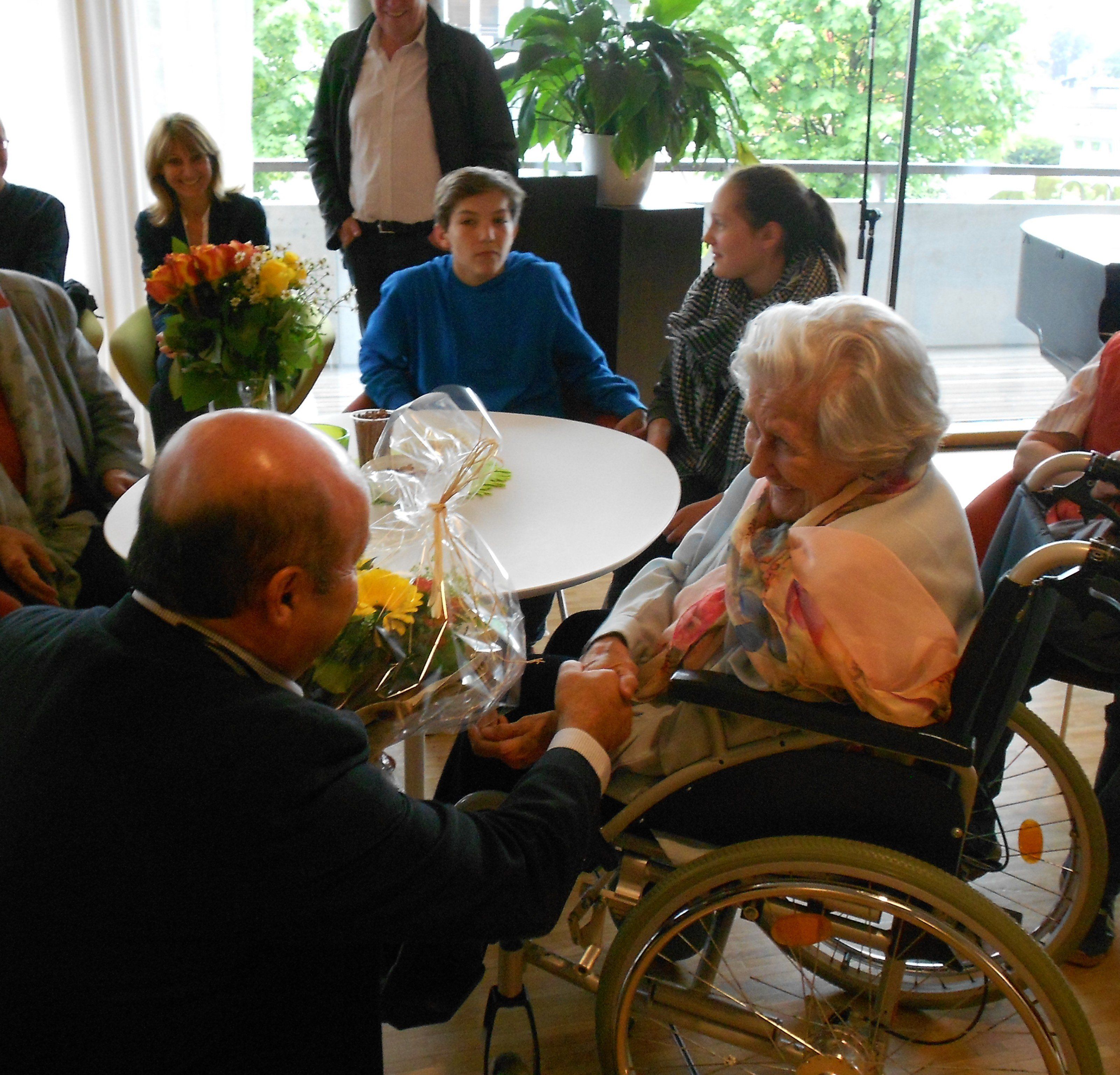Heimleiter Dorin Limbean gratuliert der Künstlerin Hadwig Bildstein Heimleiter Dorin Limbean gratuliert der Künstlerin Hadwig Bildstein