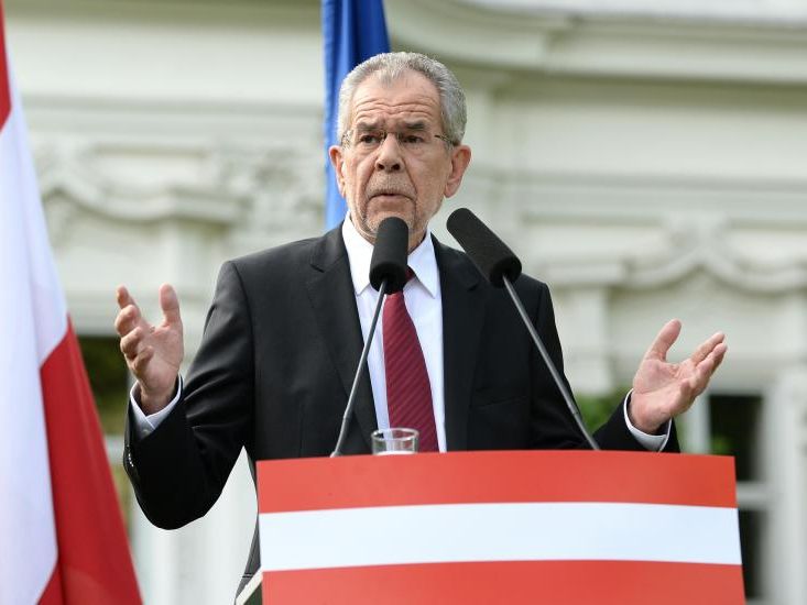 Van der Bellen bei seiner Rede nach dem Wahlsieg. Van der Bellen bei seiner Rede nach dem Wahlsieg.