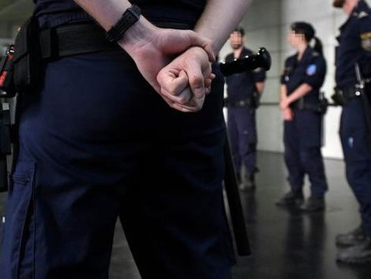 Der 19-Jährige wurde vor dem Gerichtssaal festgenommen. Der 19-Jährige wurde vor dem Gerichtssaal festgenommen.