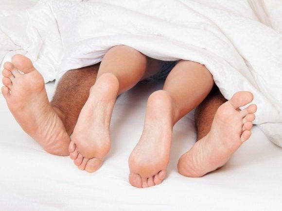 Sex: Gehackter Smart TV filmt Paar beim Liebesakt. Sex: Gehackter Smart TV filmt Paar beim Liebesakt.