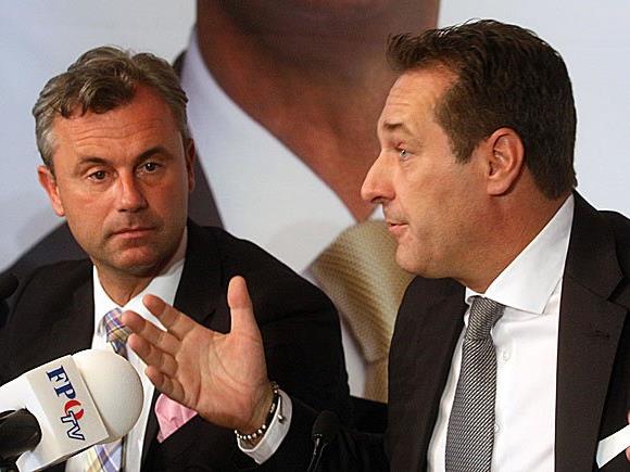 FPÖ-Präsidentschaftskandidat Norbert Hofer (l.) und Bundesparteiobmann Heinz Christian Strache gratulieren nun