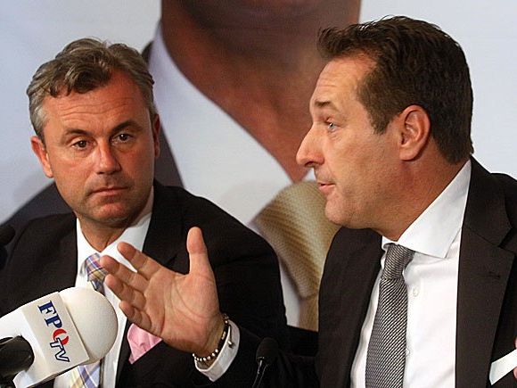 FPÖ-Präsidentschaftskandidat Norbert Hofer (l.) und Bundesparteiobmann Heinz Christian Strache gratulieren nun FPÖ-Präsidentschaftskandidat Norbert Hofer (l.) und Bundesparteiobmann Heinz Christian Strache gratulieren nun